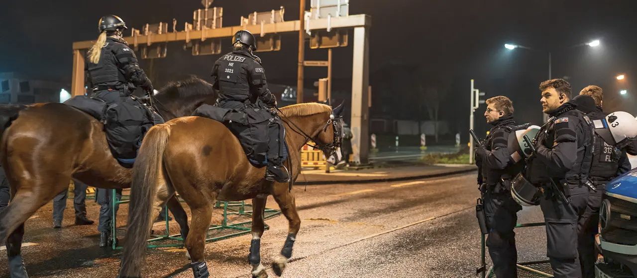 Hartnäckige Falschmeldungen: Hat die Antifa in Gießen wirklich ein Polizeipferd „getötet“?