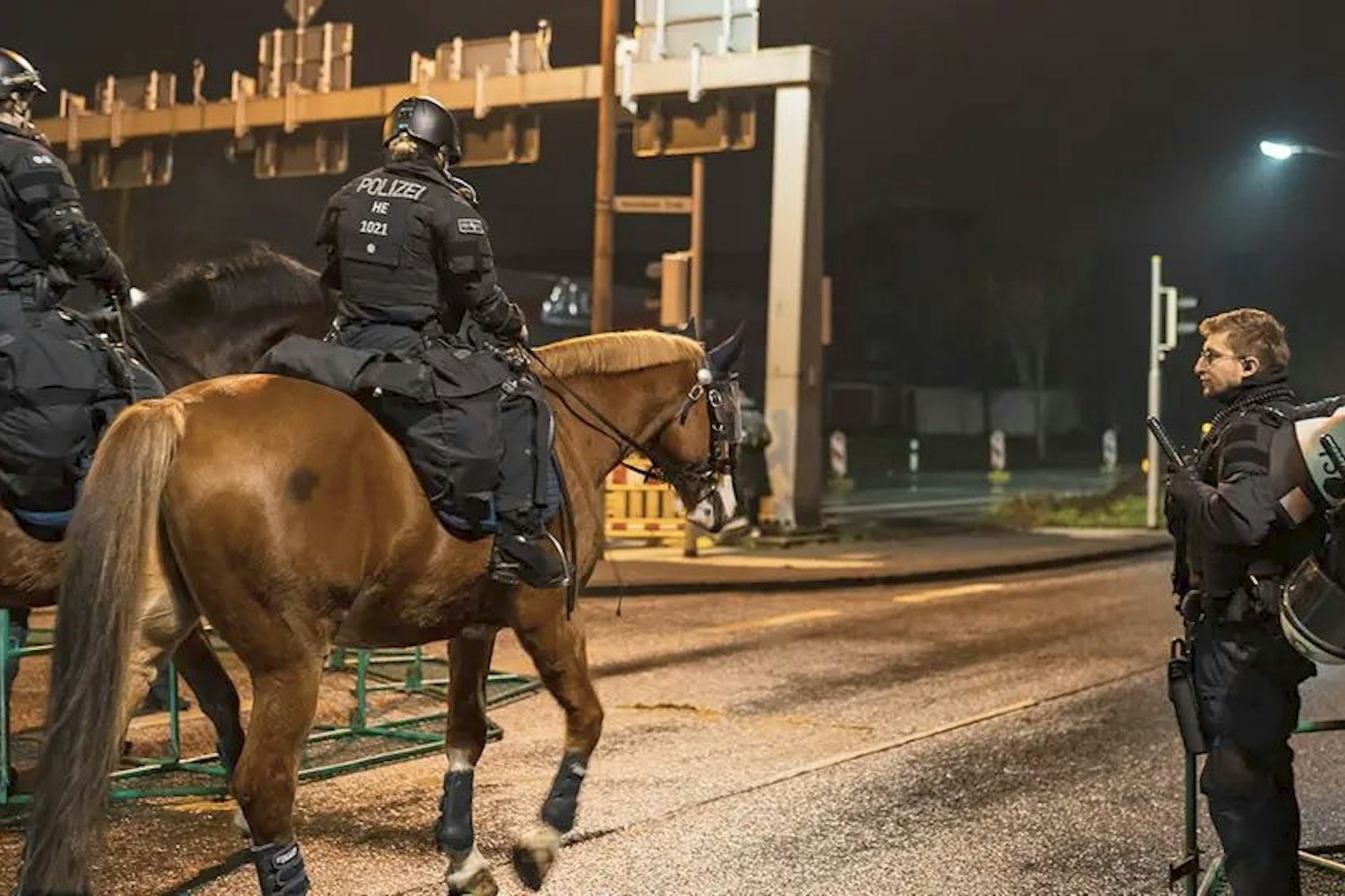 Ein Dienstpferd der Bundespolizei im Einsatz. In Gießen war ein Tier am Wochenende gestürzt – entgegen zahlreicher Behauptungen blieb es unverletzt.