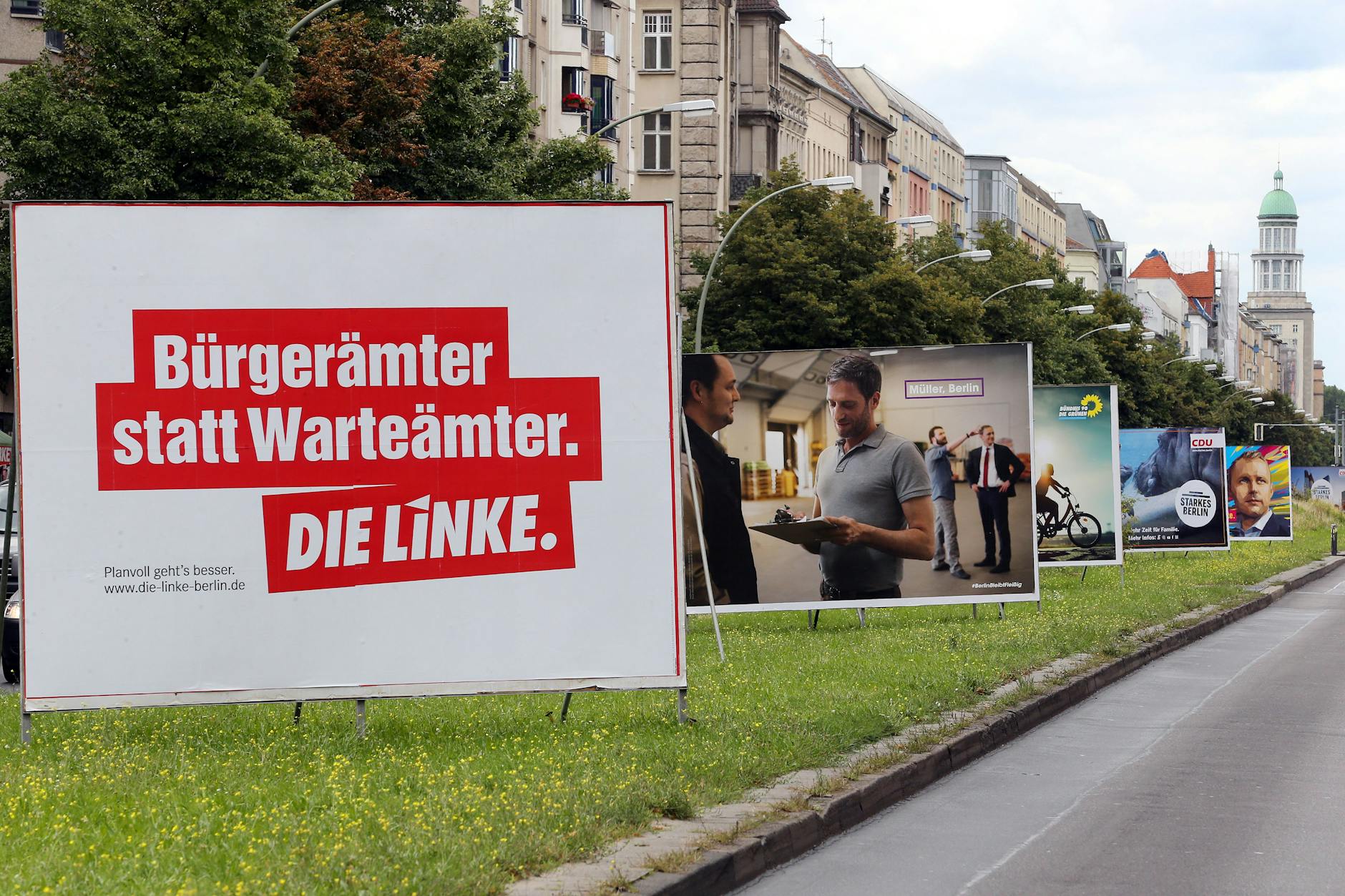 Im Wahlkampf ist Berlin voll mit Plakaten aller Parteien. Die Linke will den Plakatwald vor der nächsten Wahl des Abgeordnetenhauses verhindern.