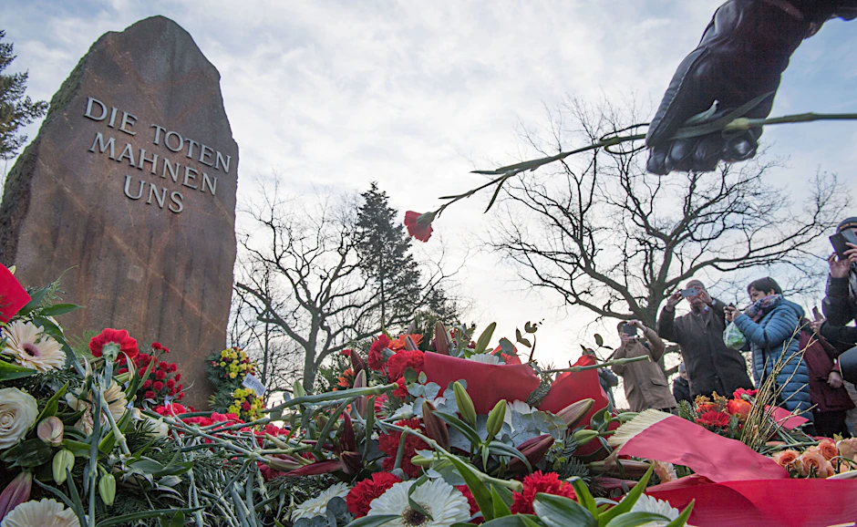Eine rote Nelke wird beim stillen Gedenken für Rosa Luxemburg und Karl Liebknecht anlässlich des Jahrestages ihrer Ermordung auf der Gedenkstätte der Sozialisten in Berlin-Friedrichsfelde abgelegt.