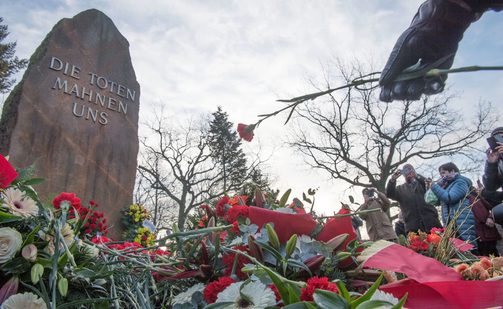 Eine rote Nelke wird beim stillen Gedenken für Rosa Luxemburg und Karl Liebknecht anlässlich des Jahrestages ihrer Ermordung auf der Gedenkstätte der Sozialisten in Berlin-Friedrichsfelde abgelegt.