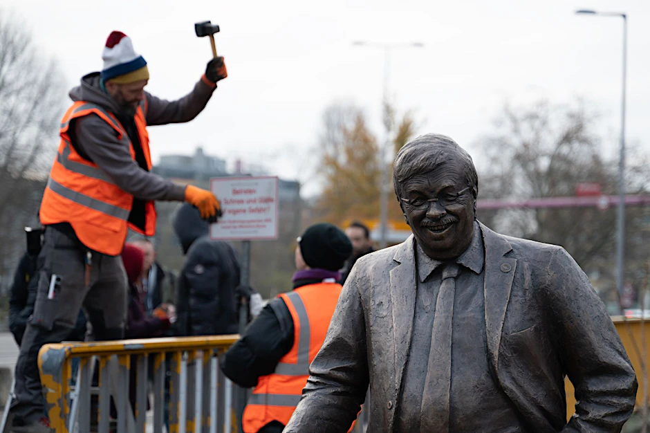 Aktivisten des Zentrums für Politische Schönheit haben eine Statue von Walter Lübcke aufgestellt.