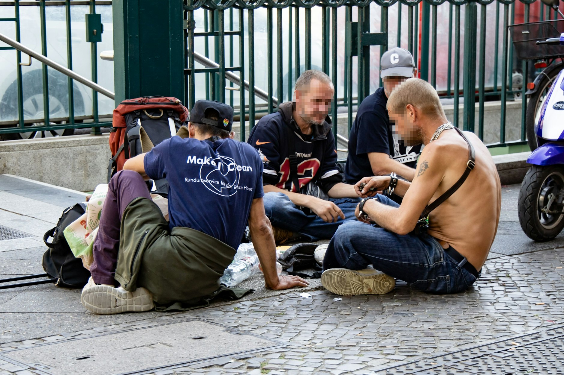 Männer vor dem U-Bahnhof Leinestraße in Neukölln. Auch im und um den Bahnhof werden Drogen konsumiert.