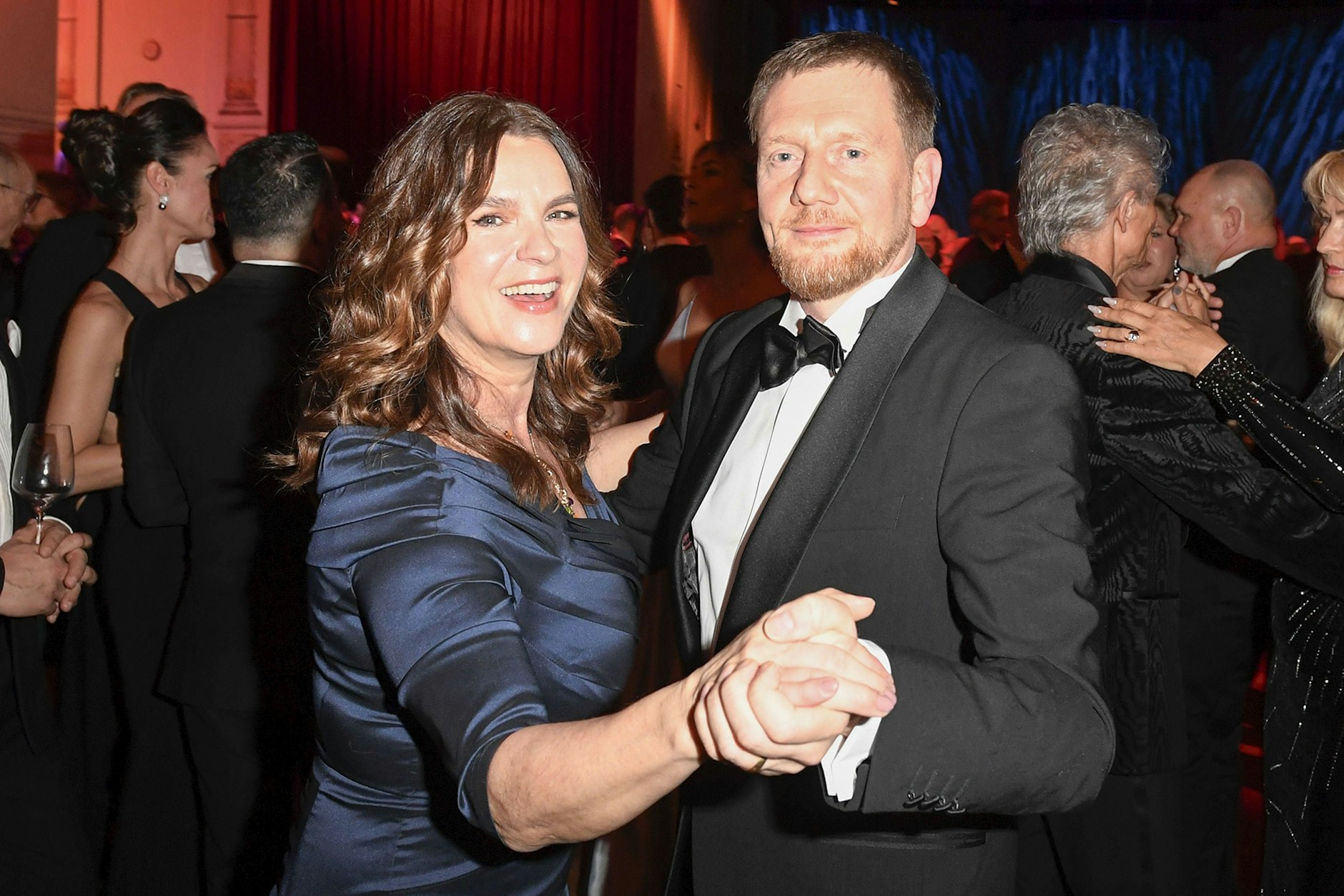 Überall gerne gesehen: Katarina Witt tanzt mit dem CDU-Politiker Michael Kretschmer beim Semper Opernball in Dresden (2025).