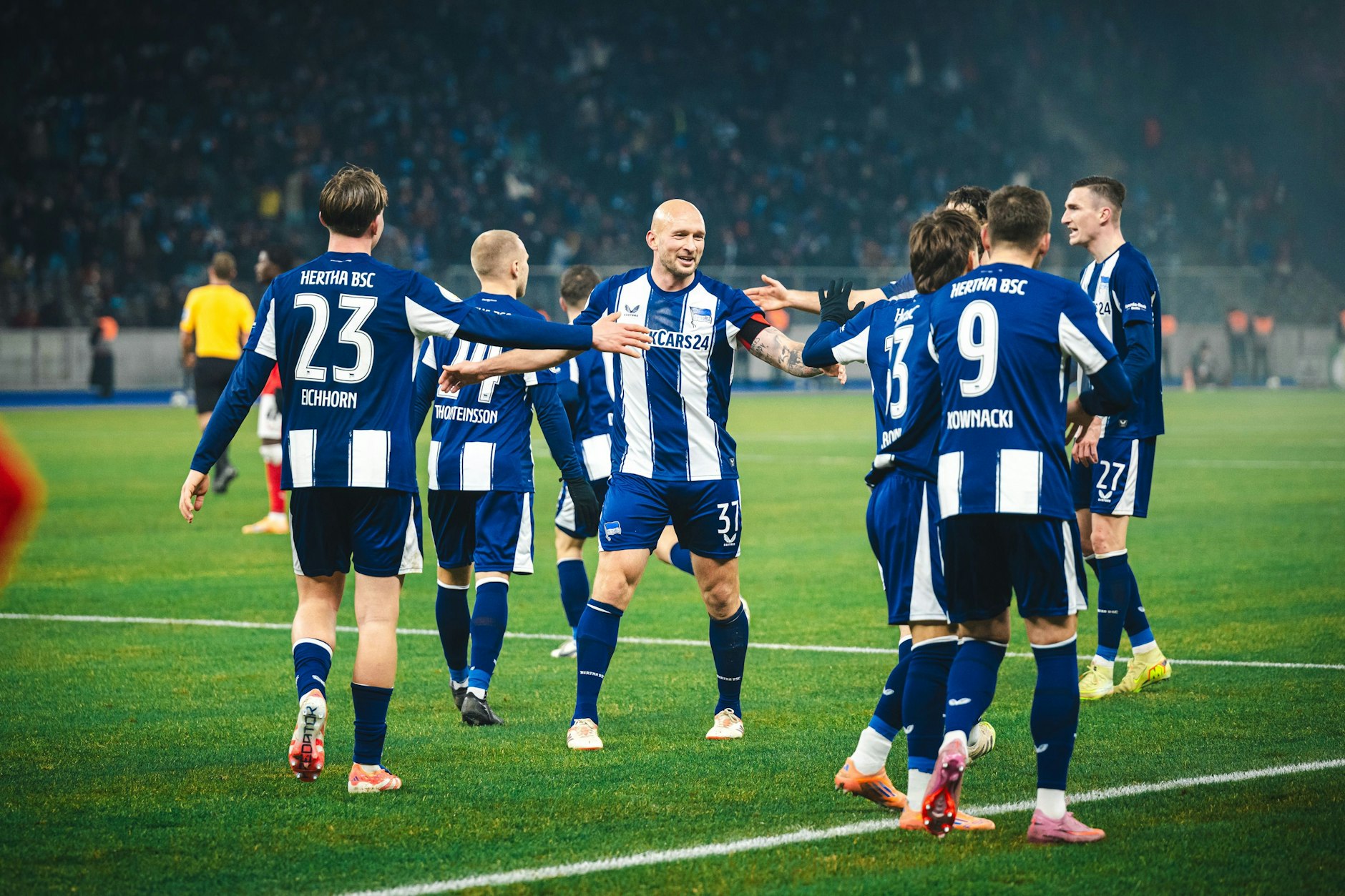 Herthas Profis feiern das Pokal-Schützenfest gegen Kaiserslautern. 6:1-Sieg, so etwas gab es schon lange nicht mehr im Olympiastadion.