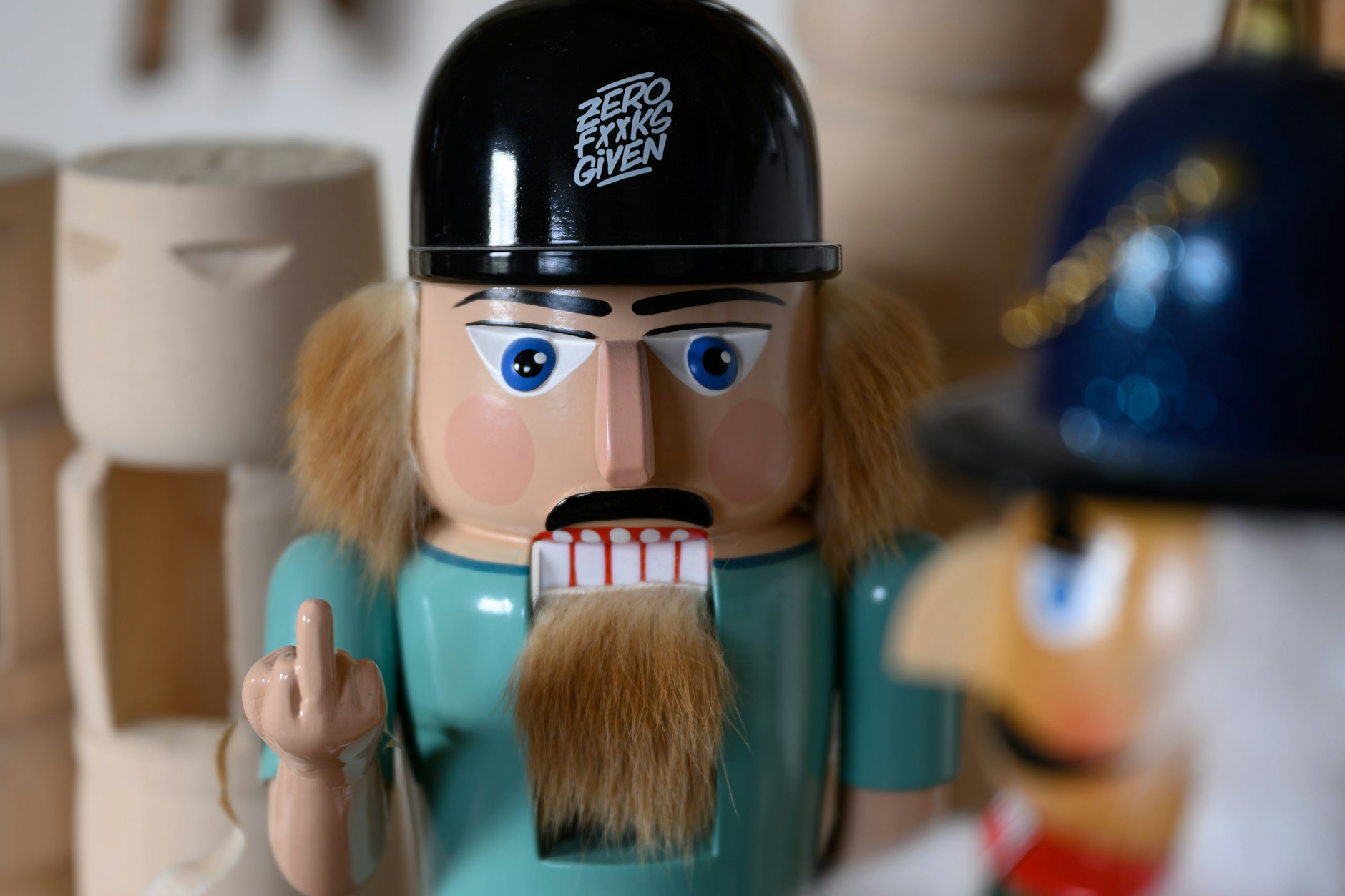 15 Stück der rebellischen Holzfigur hat der Holzspielzeugmacher hergestellt, nachdem im Nachbarort eine Nussknacker-Billigkopie aus China angeboten wurde.