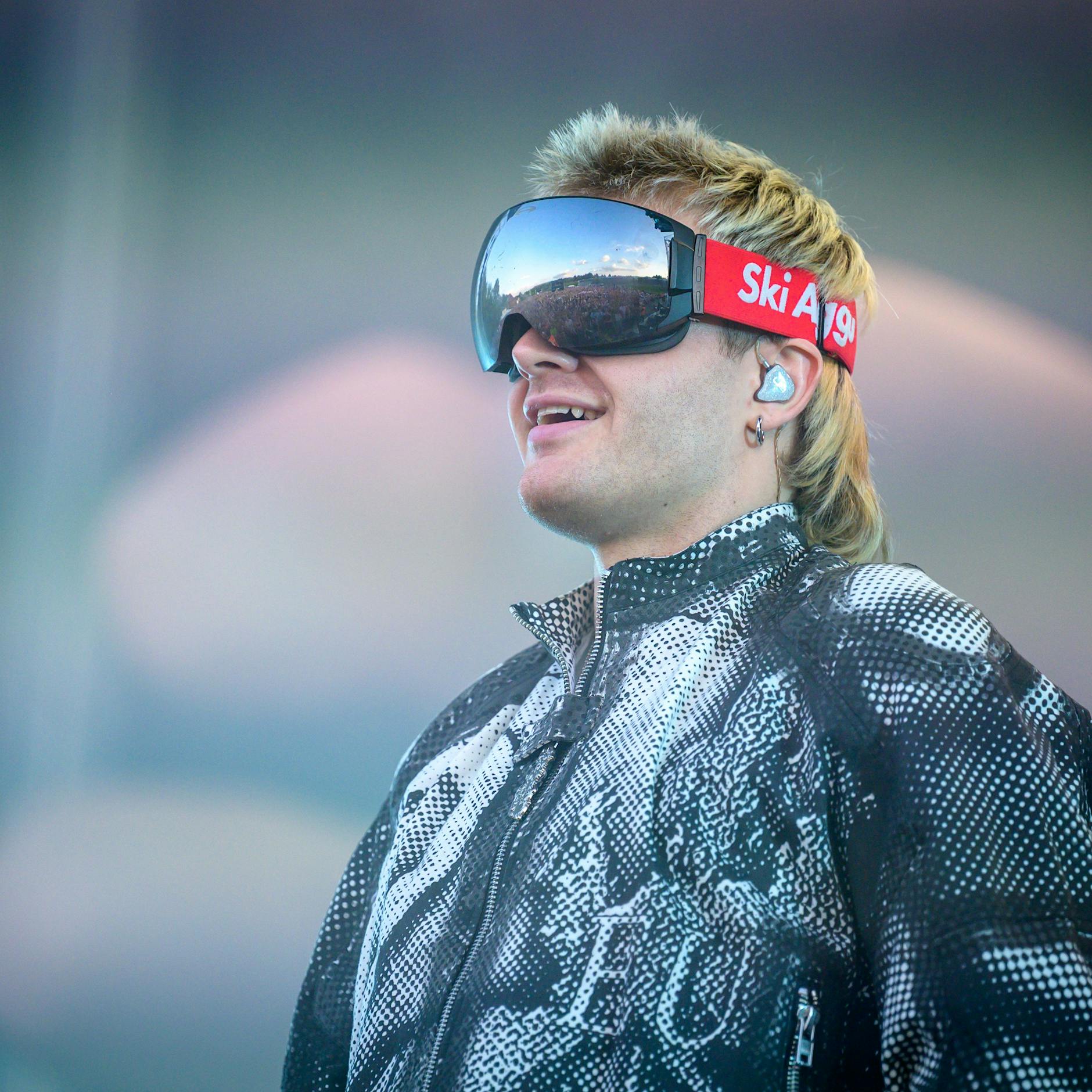 Ski Aggu gibt Benefizkonzert in Friedrichshain