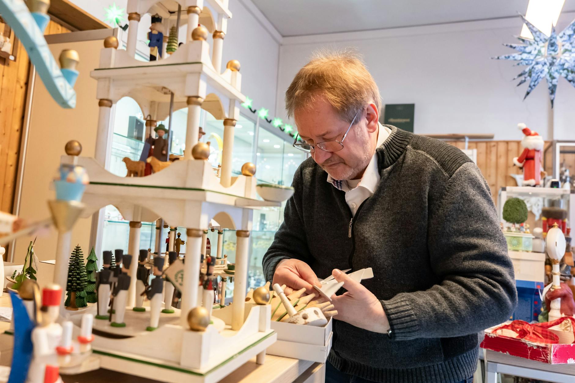 Günter Münzberg sieht auf den ersten Blick, ob es sich um Originale handelt.
