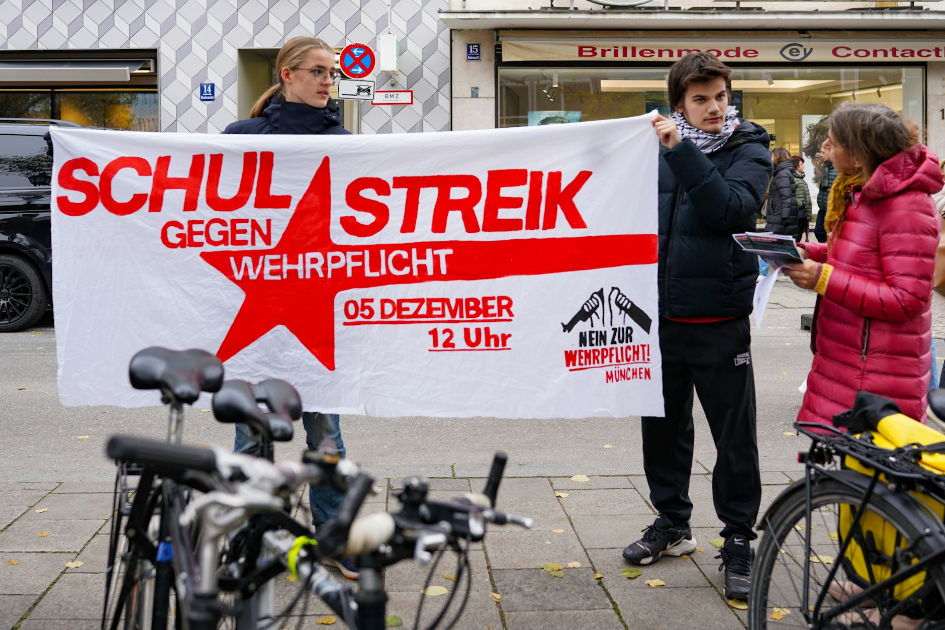 Schüler bei einem Streik zur Wehrpflicht.