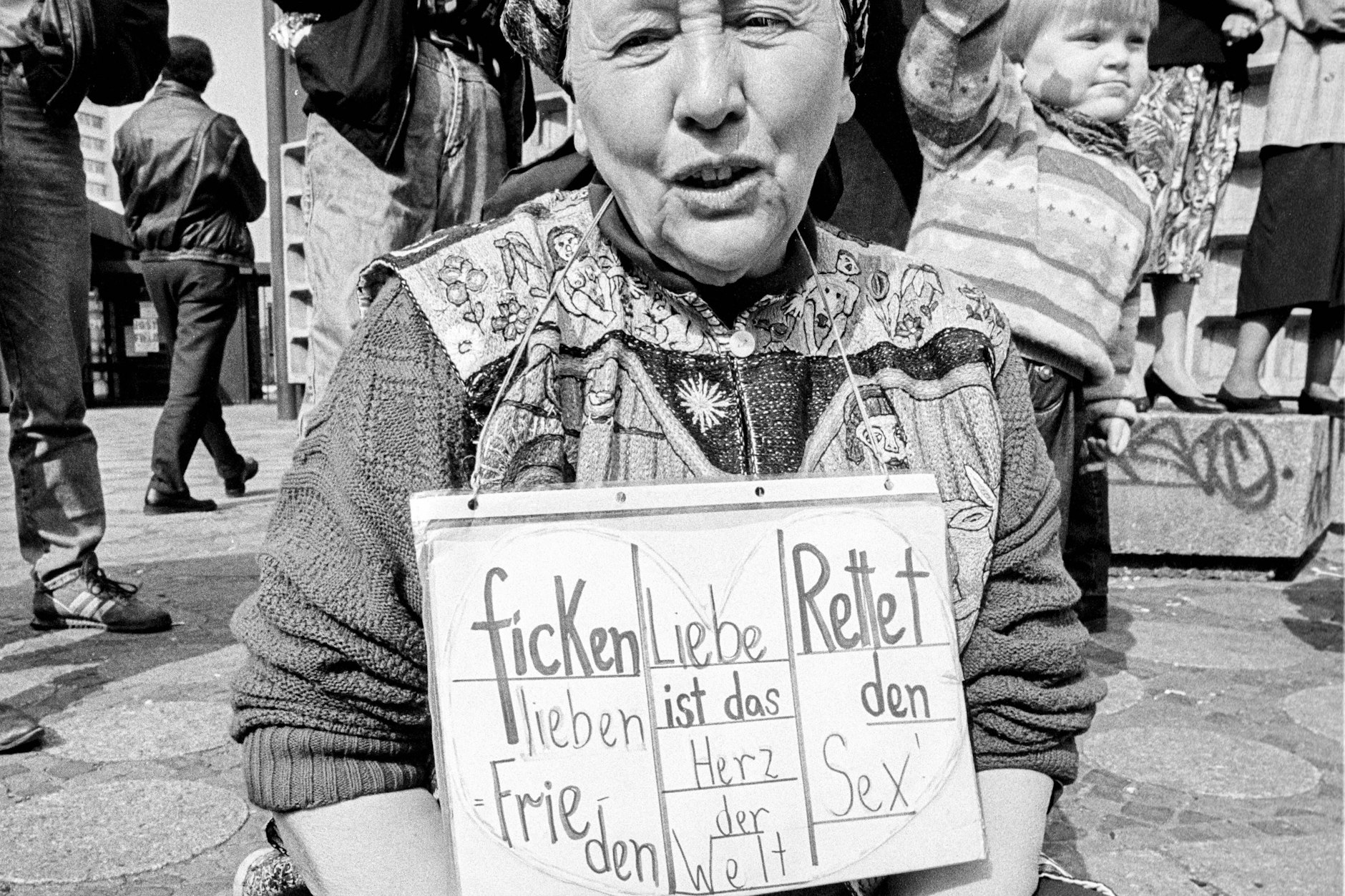 Seit 1983 stand Helga Goetze fast jeden Tag mehrere Stunden an der Gedächtniskirche und vor der Mensa der TU Berlin. Mit ihrer Mahnwache setzte sie sich für sexuelle Selbstbestimmung ein.