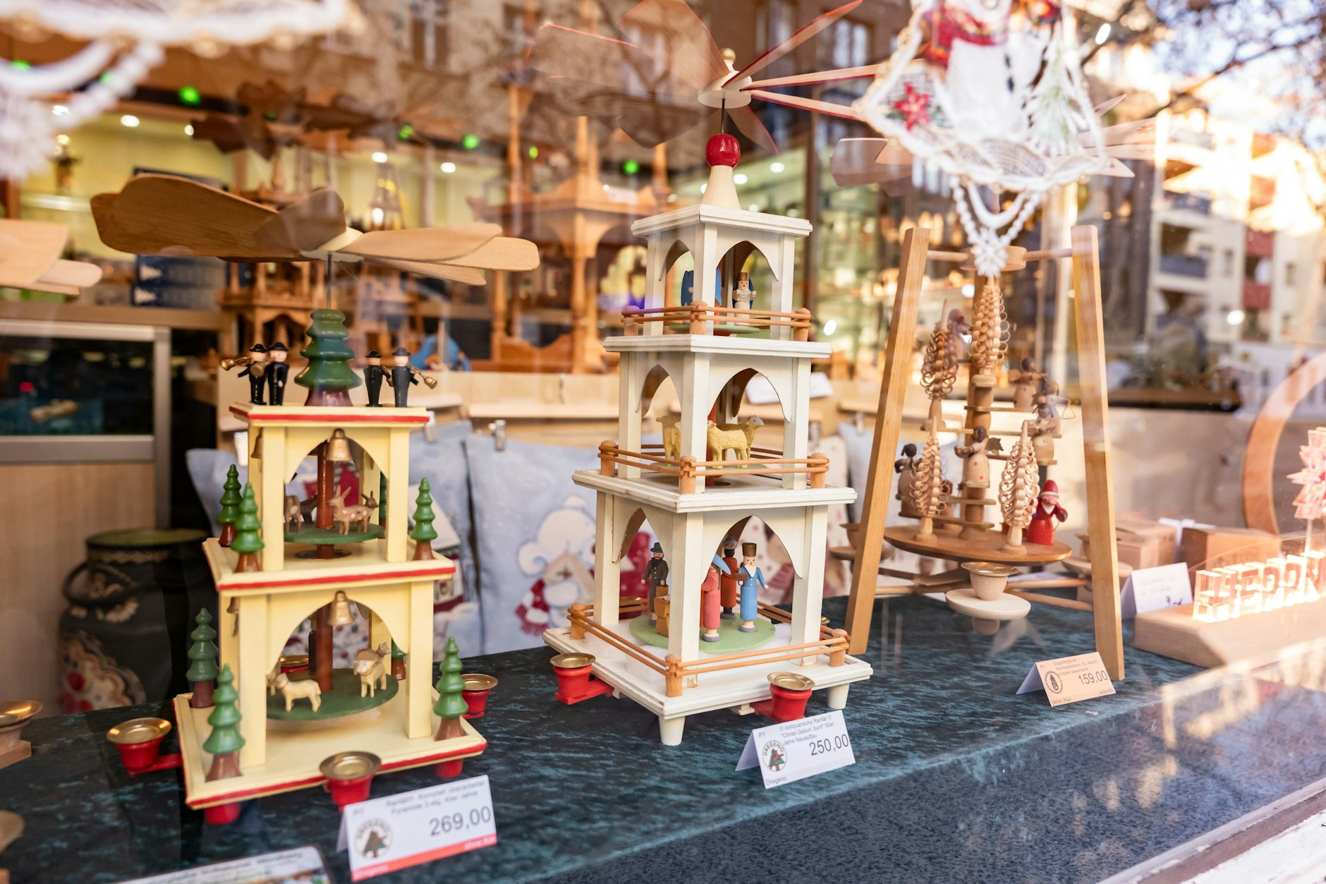 Pyramiden aus vergangenen Jahrzehnten im Schaufesnter von Günter Münzberg.