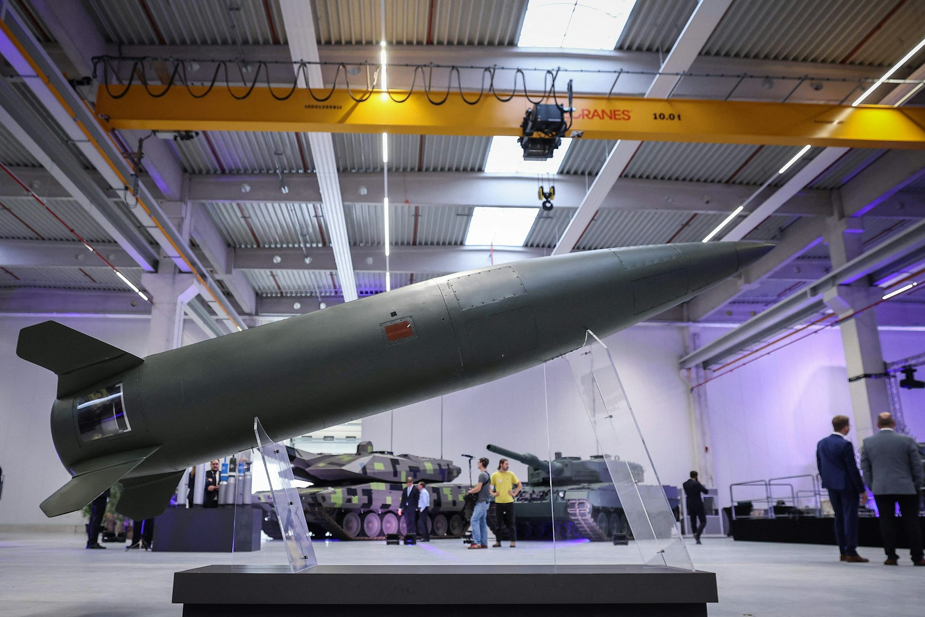 Großaufträge für die Rüstungsindustrie: Eine ATACMS-Rakete wird bei der Werkseröffnung von Rheinmetall im August 2025 in Unterlüß präsentiert.