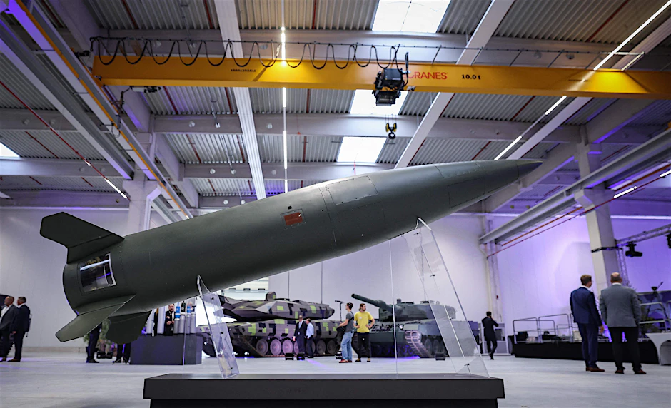 Großaufträge für die Rüstungsindustrie: Eine ATACMS-Rakete wird bei der Werkseröffnung von Rheinmetall im August 2025 in Unterlüß präsentiert.