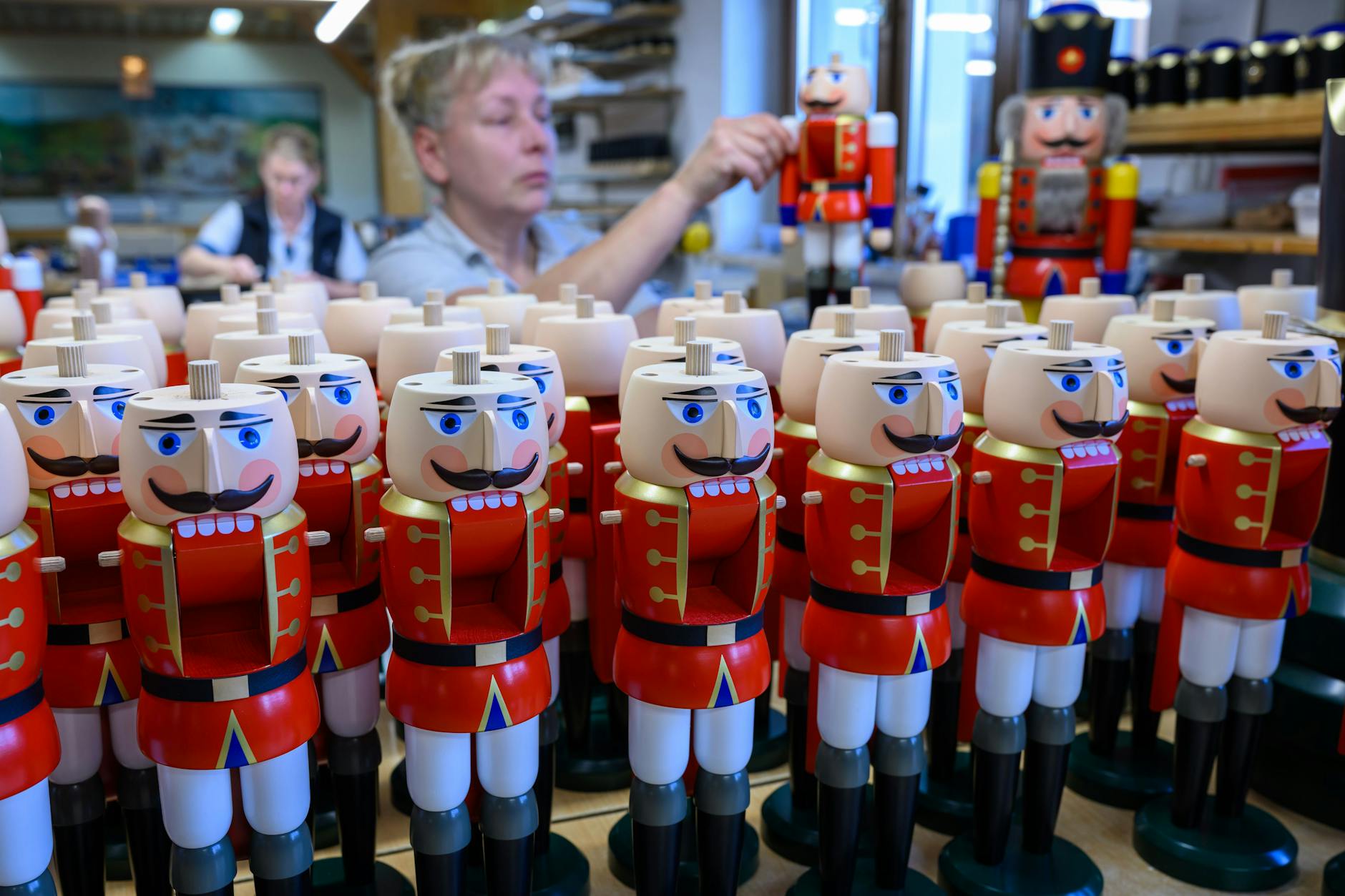 15 000 Nussknacker werden in der Schauwerkstatt der Seiffener Volkskunst eG gefertigt. Der Handwerksbetrieb hat jetzt in der Vorweihnachtszeit alle Hände voll zu tun.