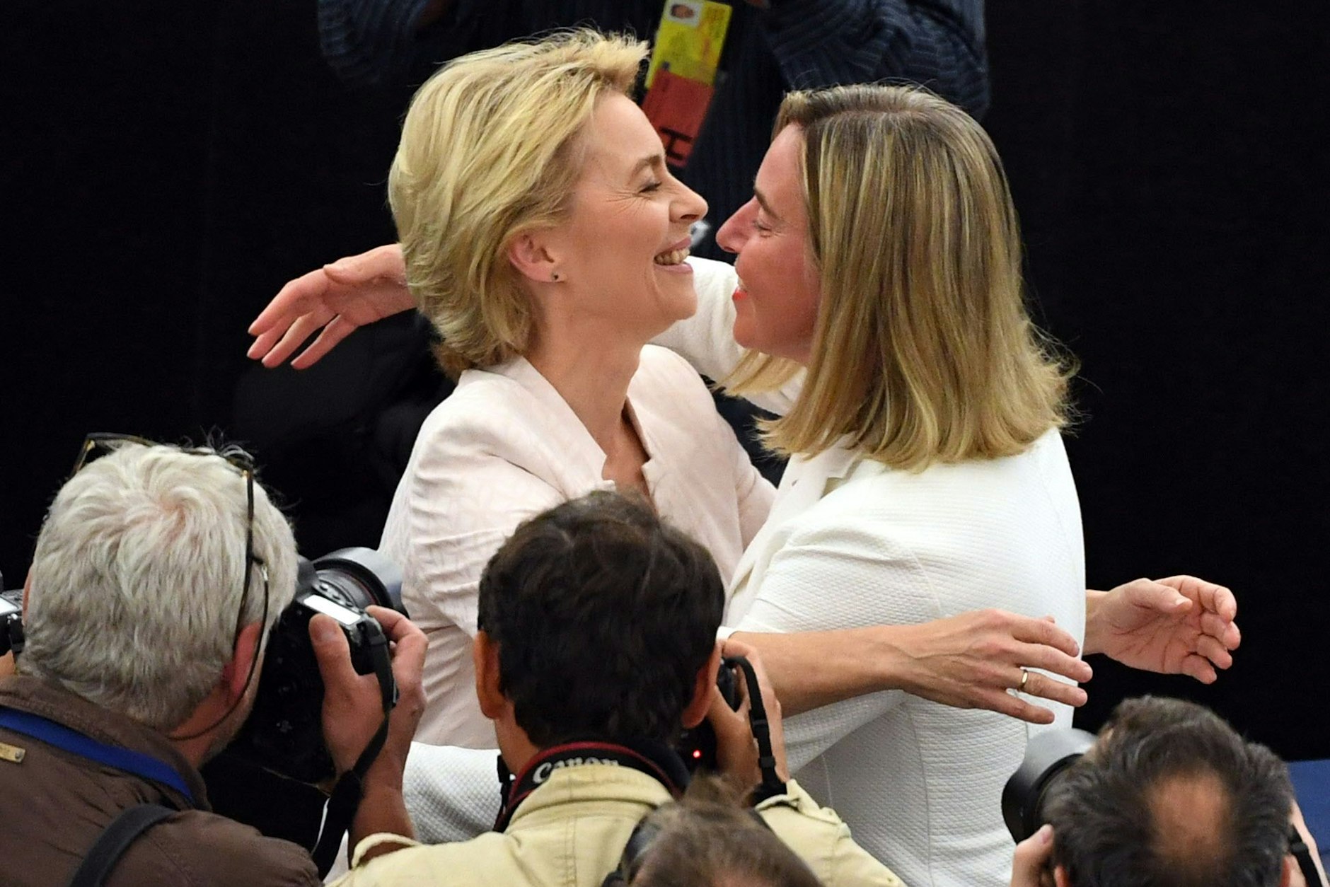 16.07.2019, Straßburg: Federica Mogherini (r), EU-Außenbeauftragte, gratuliert Ursula von der Leyen nach der Bekanntgabe der Wahlergebnisse im Plenarsaal.