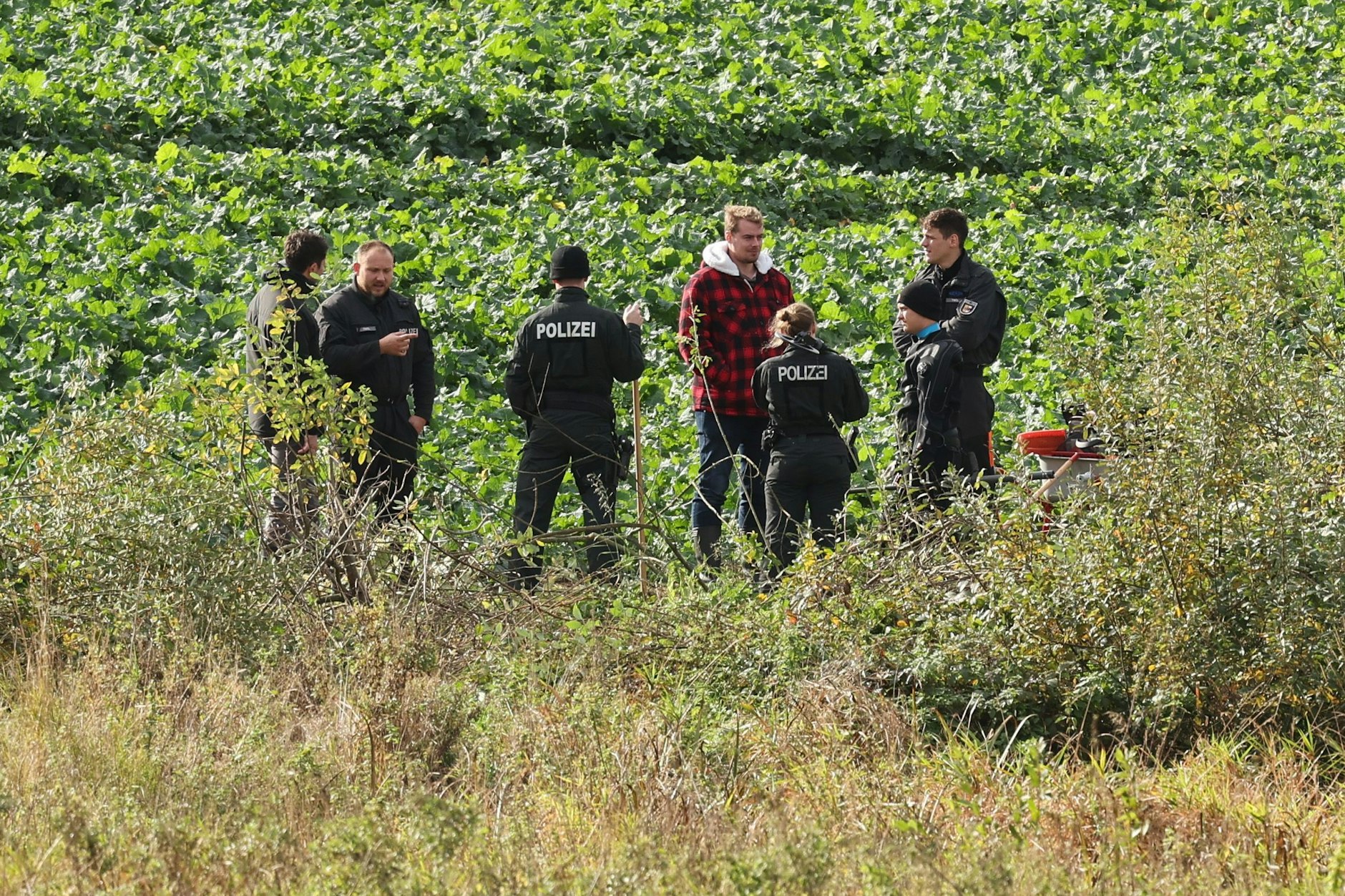 Die Leiche von Fabian aus Güstrow wurde an einem Tümpel bei Klein Upahl entdeckt. Hier durchsuchten Polizisten das Umfeld. Nun berichtet RTL, dass Gina H. schon am Abend vor dem Leichenfund Freunde zum Tümpel führte.