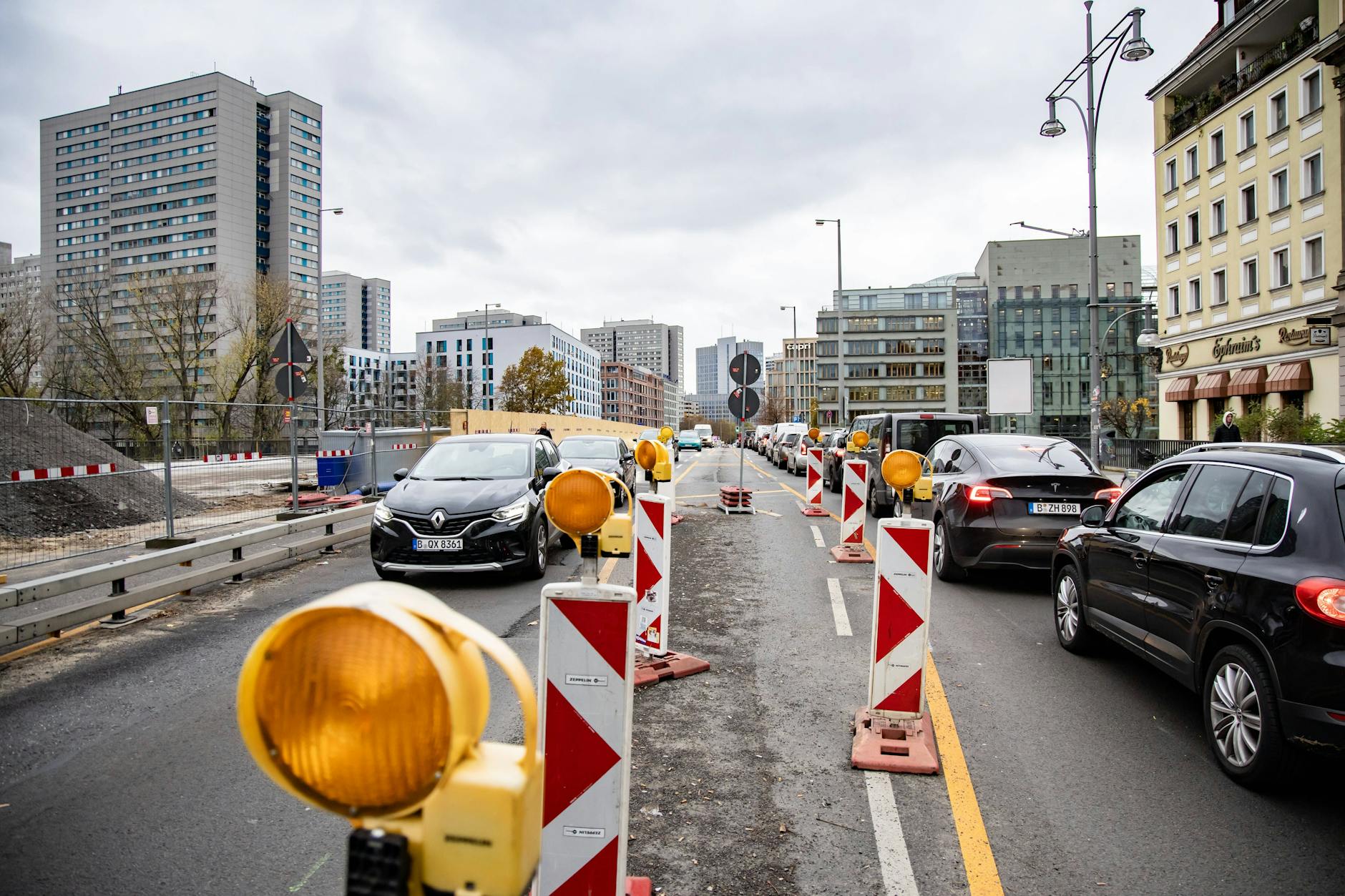 Beide Fahrtrichtungen werden aktuell über eine Hälfte der Mühlendammbrücke geführt.