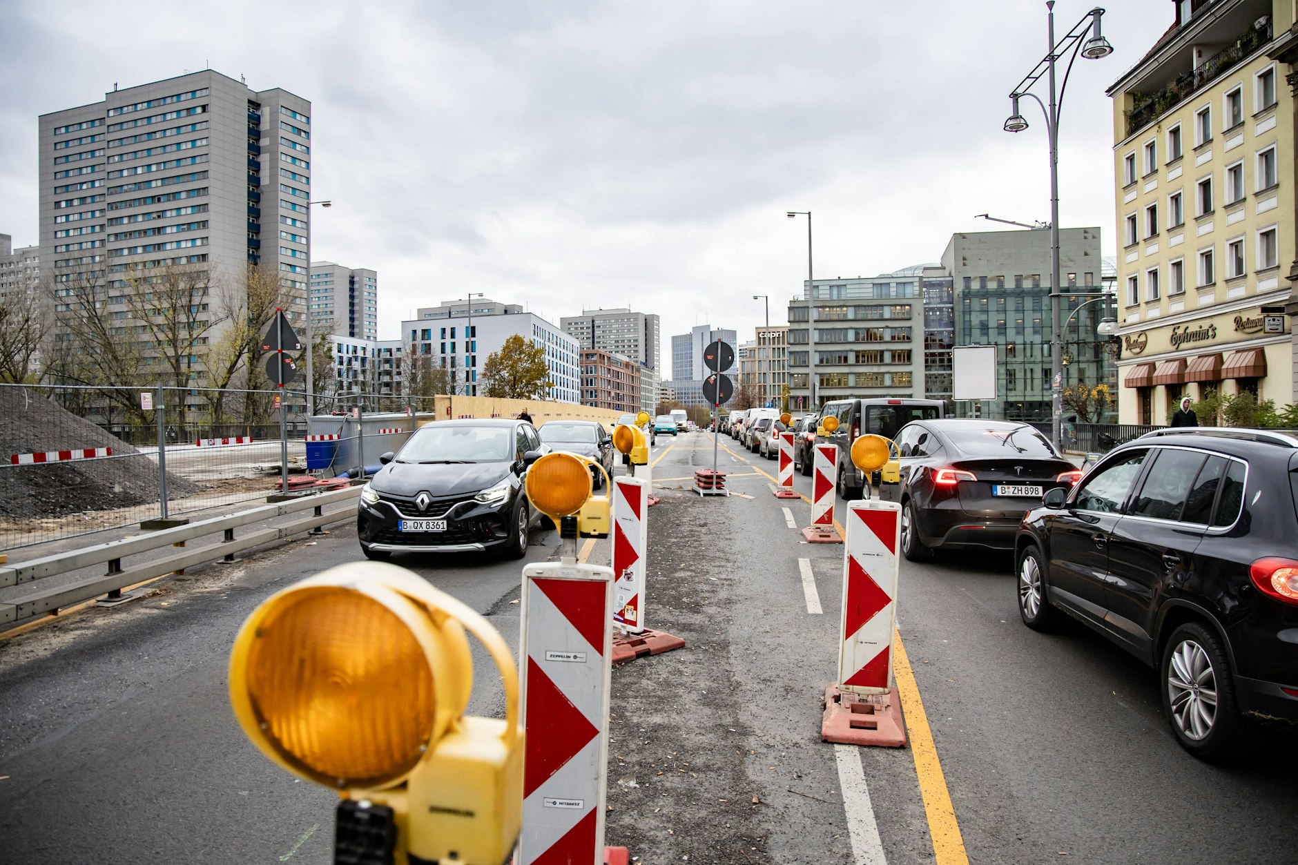 Beide Fahrtrichtungen werden aktuell über eine Hälfte der Mühlendammbrücke geführt.