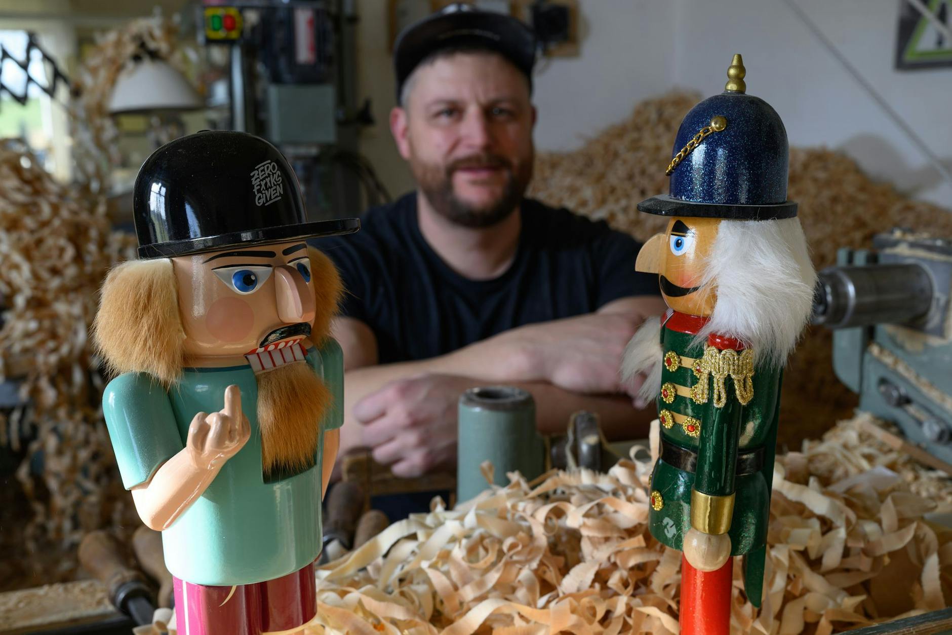 Der echt erzgebirgische Nussknacker (l) aus der Werkstatt von Markus Füchtner (M) zeigt der Billigkopie aus China (r) den „Stinkefinger“.