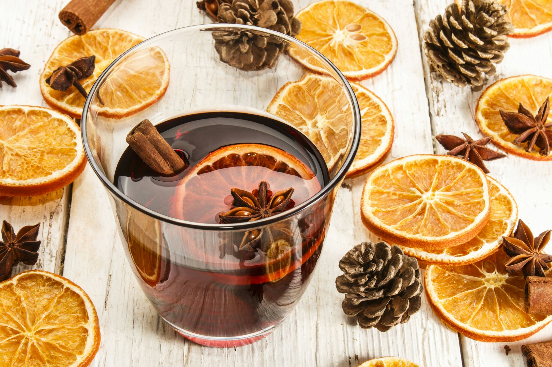 Diese Gewürze machen Glühwein zum Genuss: Orange, Anis, Zimt und Nelken.