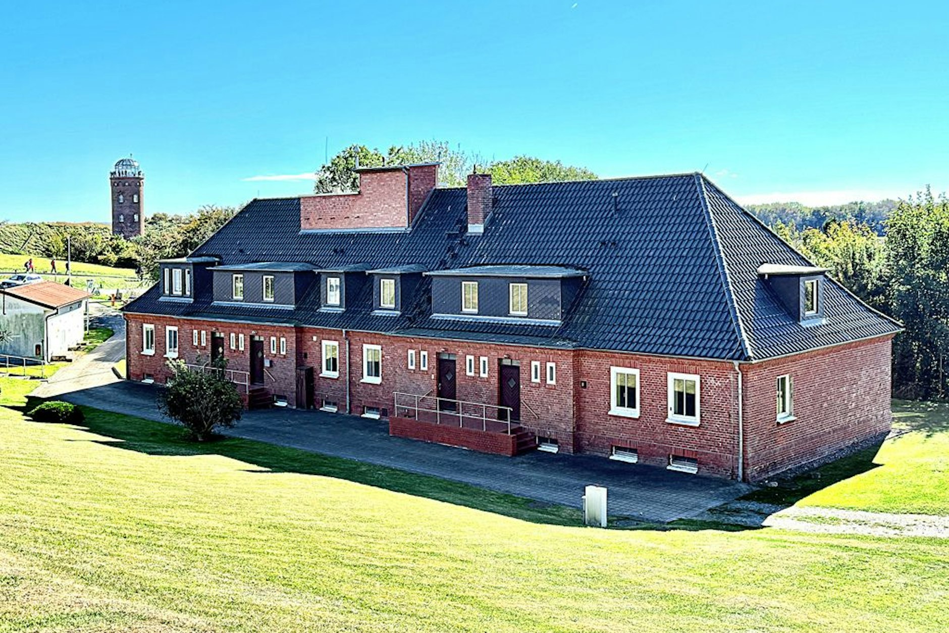 Der hübsche Klinkerbau beherbergt auch Räumlichkeiten, die der Deutsche Wetterdienst weiter nutzen will. Der zukünftige Eigentümer der Wetterstation aus der DDR bekommt dafür eine Miete.