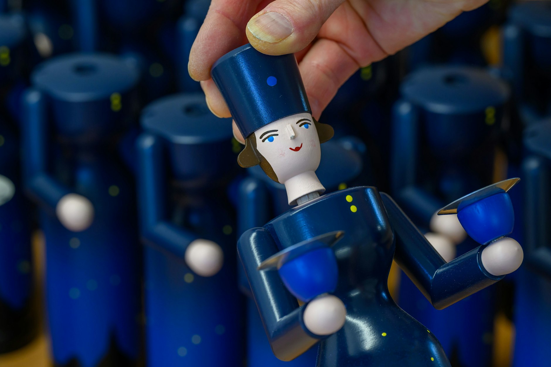 Lichterengel werden in der Schauwerkstatt der Seiffener Volkskunst eG gefertigt.