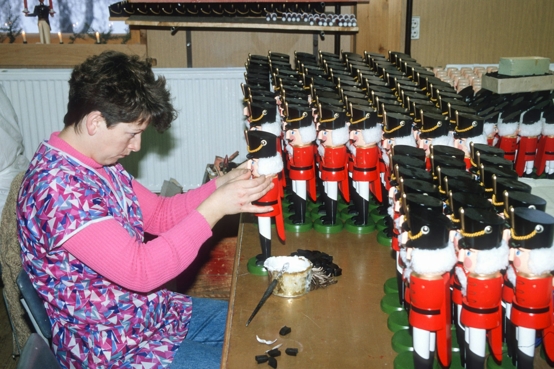 Nussknackerherstellung im Dezember 1990 in Seiffen im Erzgebirge. Erst nach 1990 wurden die verstaatlichten Betriebe wieder privat geführt.