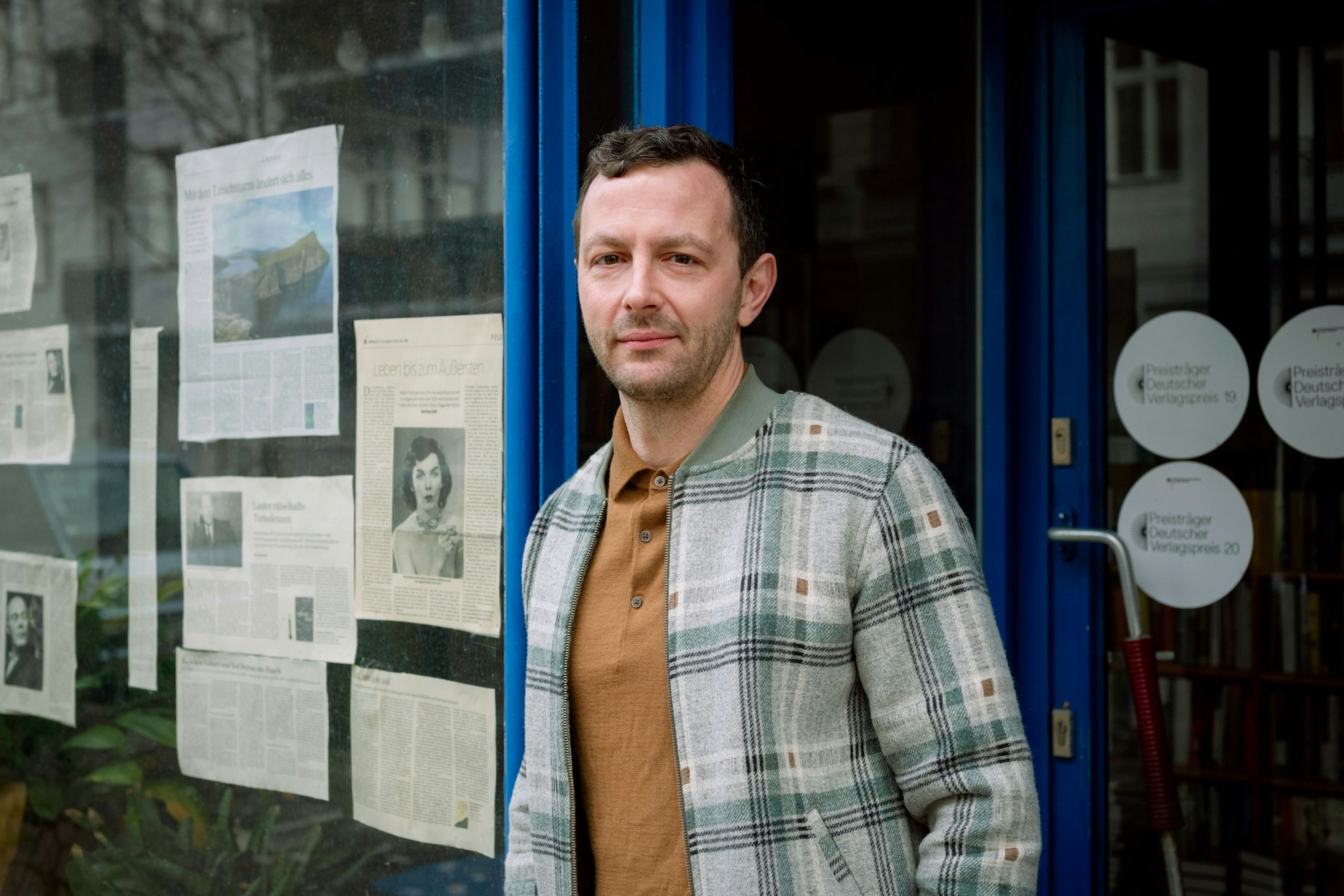 Sebastian Guggolz vor seinem Verlagsbüro