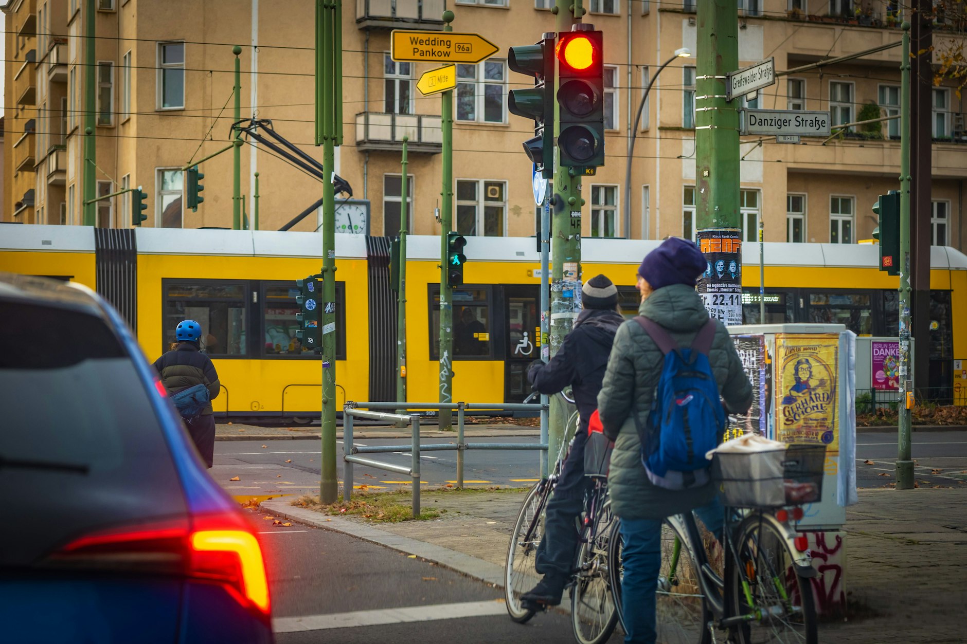 Auf der Greifswalder Straße in Prenzlauer Berg herrscht zu Stoßzeiten ohnehin schon viel Verkehr. Am Dienstag kommt jetzt noch eine Baustelle dazu!