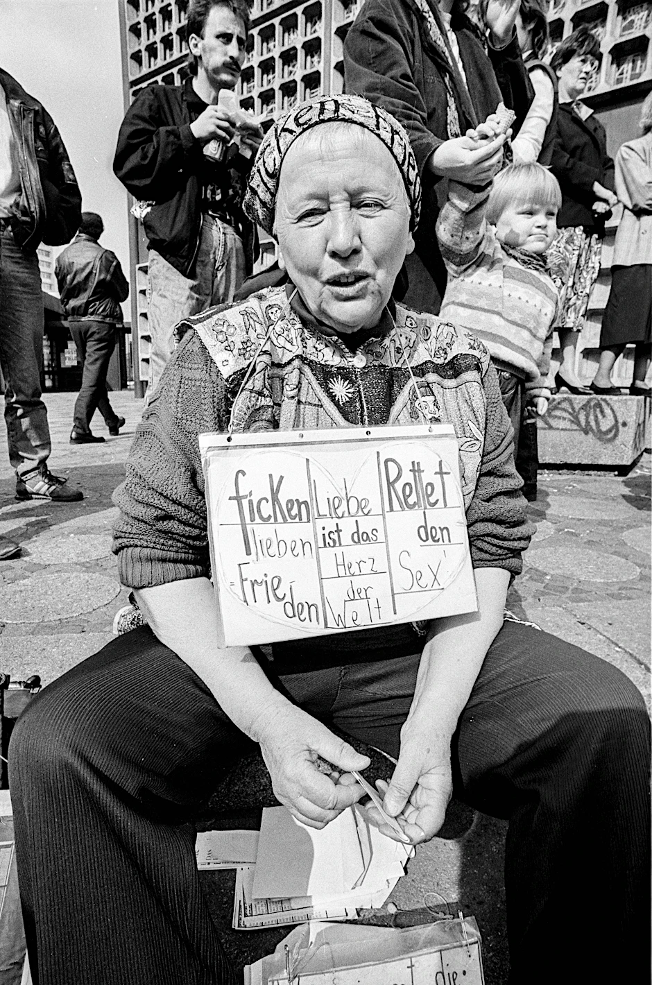 Seit 1983 stand Helga Goetze fast jeden Tag mehrere Stunden an der Gedächtniskirche und vor der Mensa der TU Berlin. Mit ihrer Mahnwache setzte sie sich für sexuelle Selbstbestimmung ein.