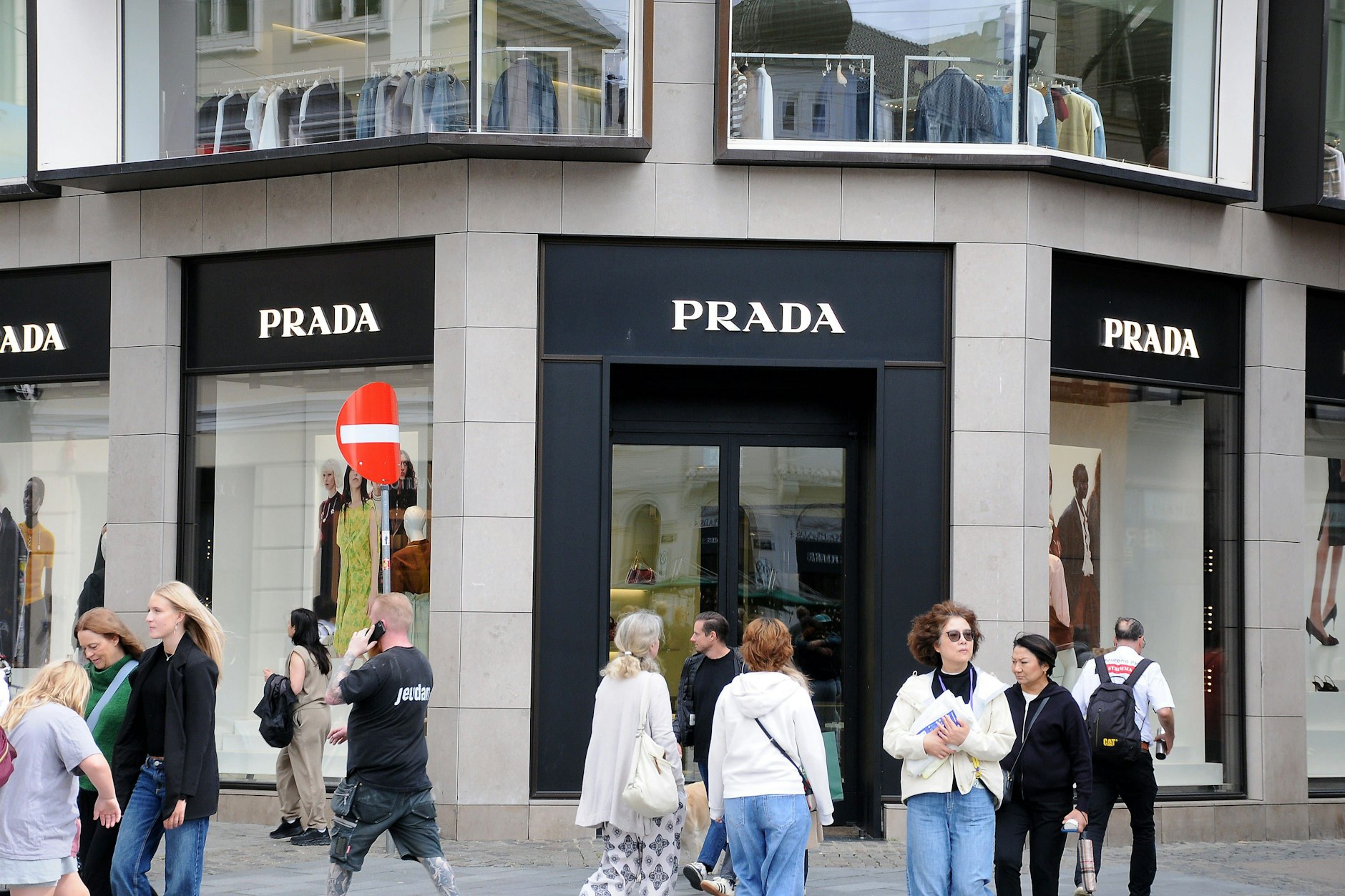 Passanten laufen an einem Prada-Geschäft in Kopenhagen vorbei.