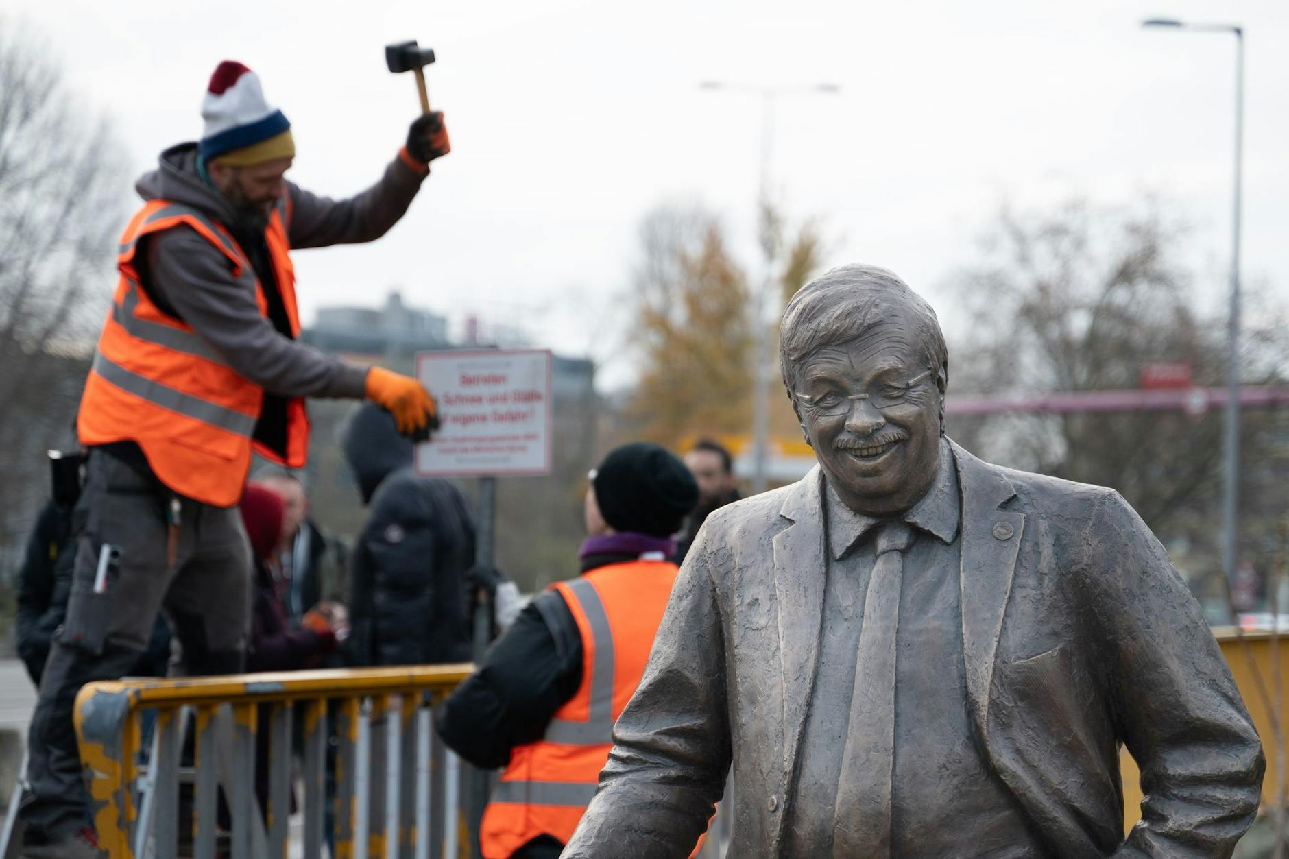 Vor dem Konrad-Adenauer-Haus haben Aktivisten vom Zentrum für Politische Schönheit eine Statue von Walter Lübcke aufgestellt.
