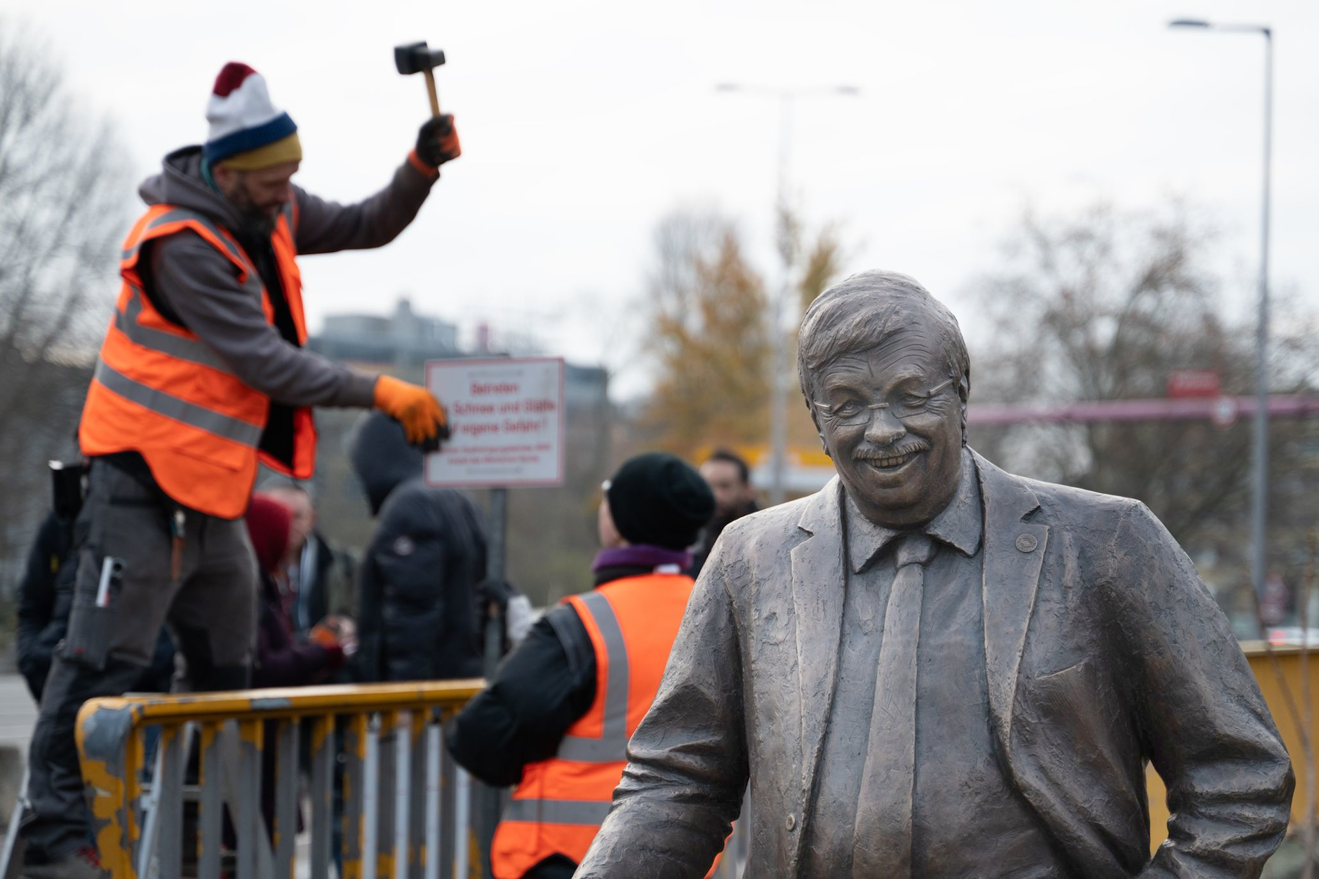 Vor dem Konrad-Adenauer-Haus haben Aktivisten vom Zentrum für Politische Schönheit eine Statue von Walter Lübcke aufgestellt.