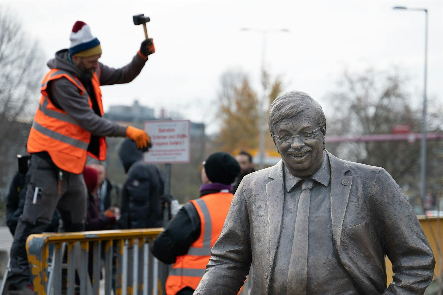 Linke Aktivisten schockieren CDU: Statue vor Berliner Parteizentrale aufgestellt
