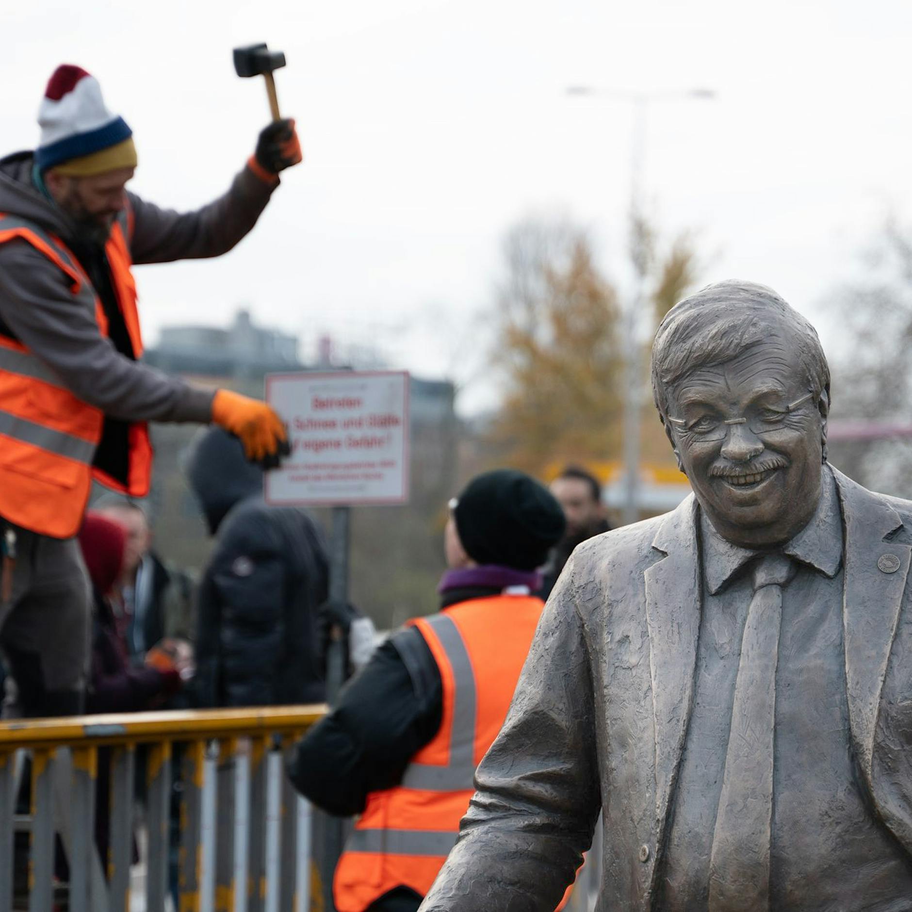 Linke Aktivisten schockieren CDU: Statue vor Berliner Parteizentrale aufgestellt