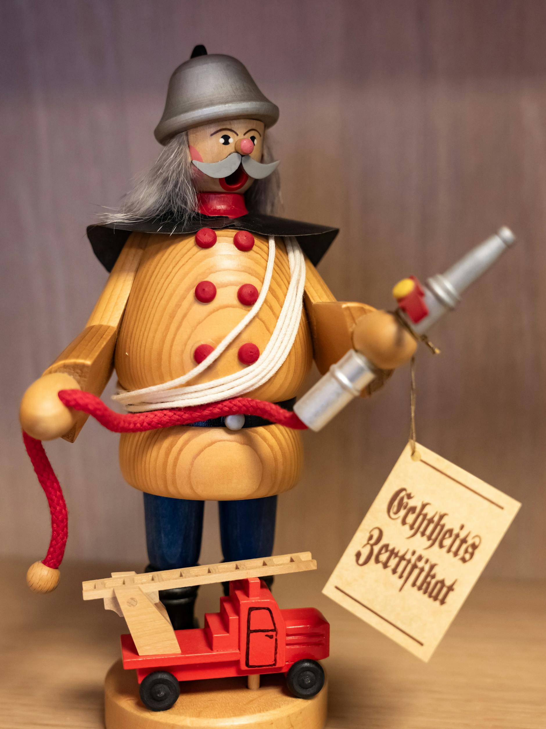 Feuerwehrmann mit Echtheitszertifikat.