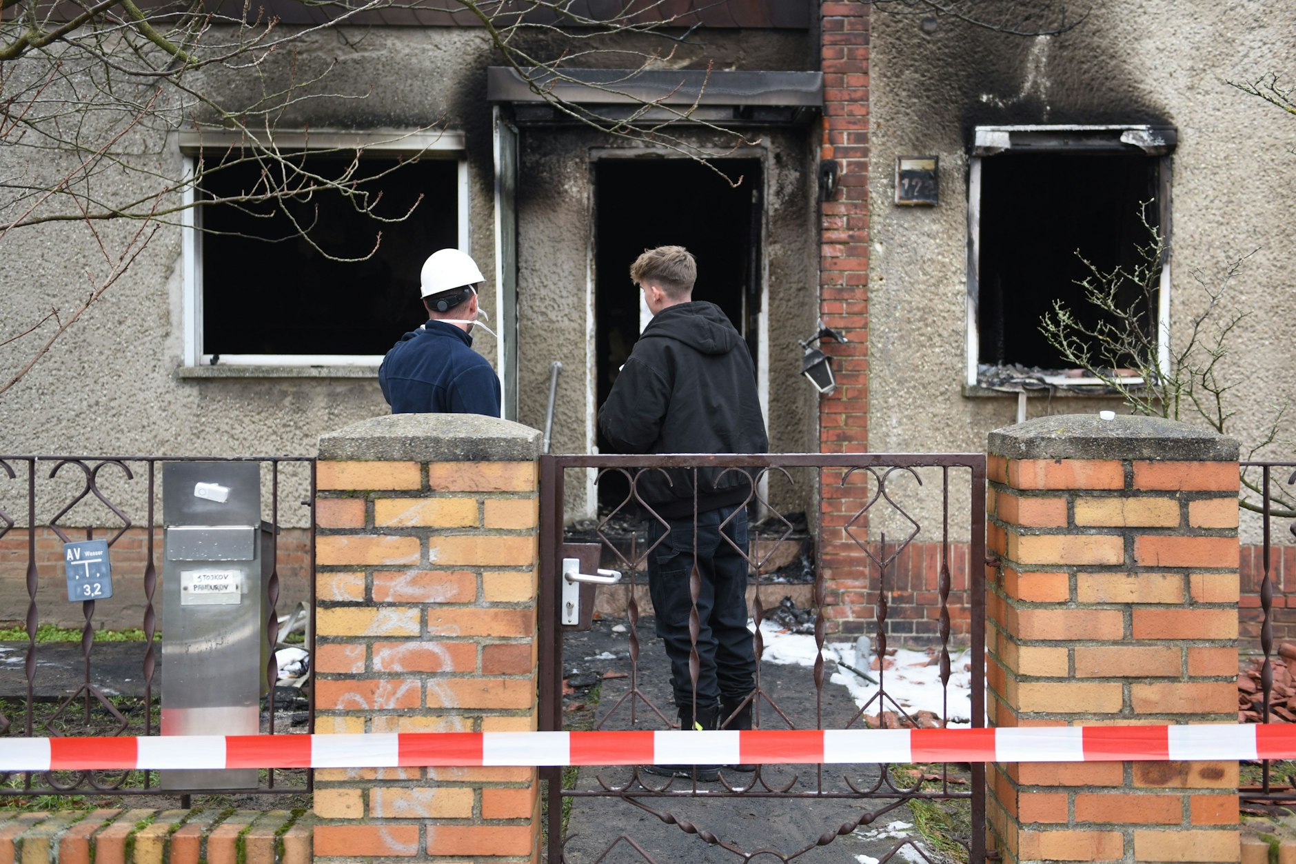 Feuer in Mahlsdorf: Tags darauf sichern Brandermittler Spuren.