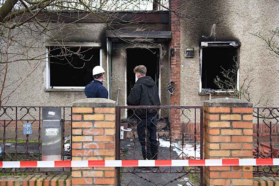 Feuer in Mahlsdorf: Tags darauf sichern Brandermittler Spuren.