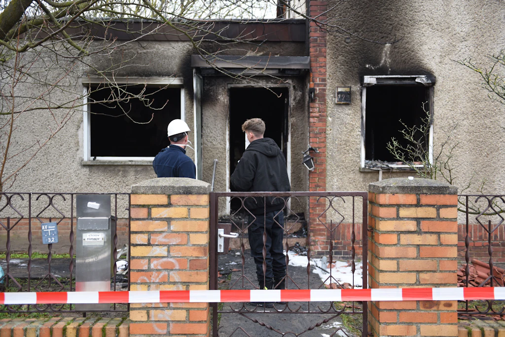 Feuer in Mahlsdorf: Tags darauf sichern Brandermittler Spuren.