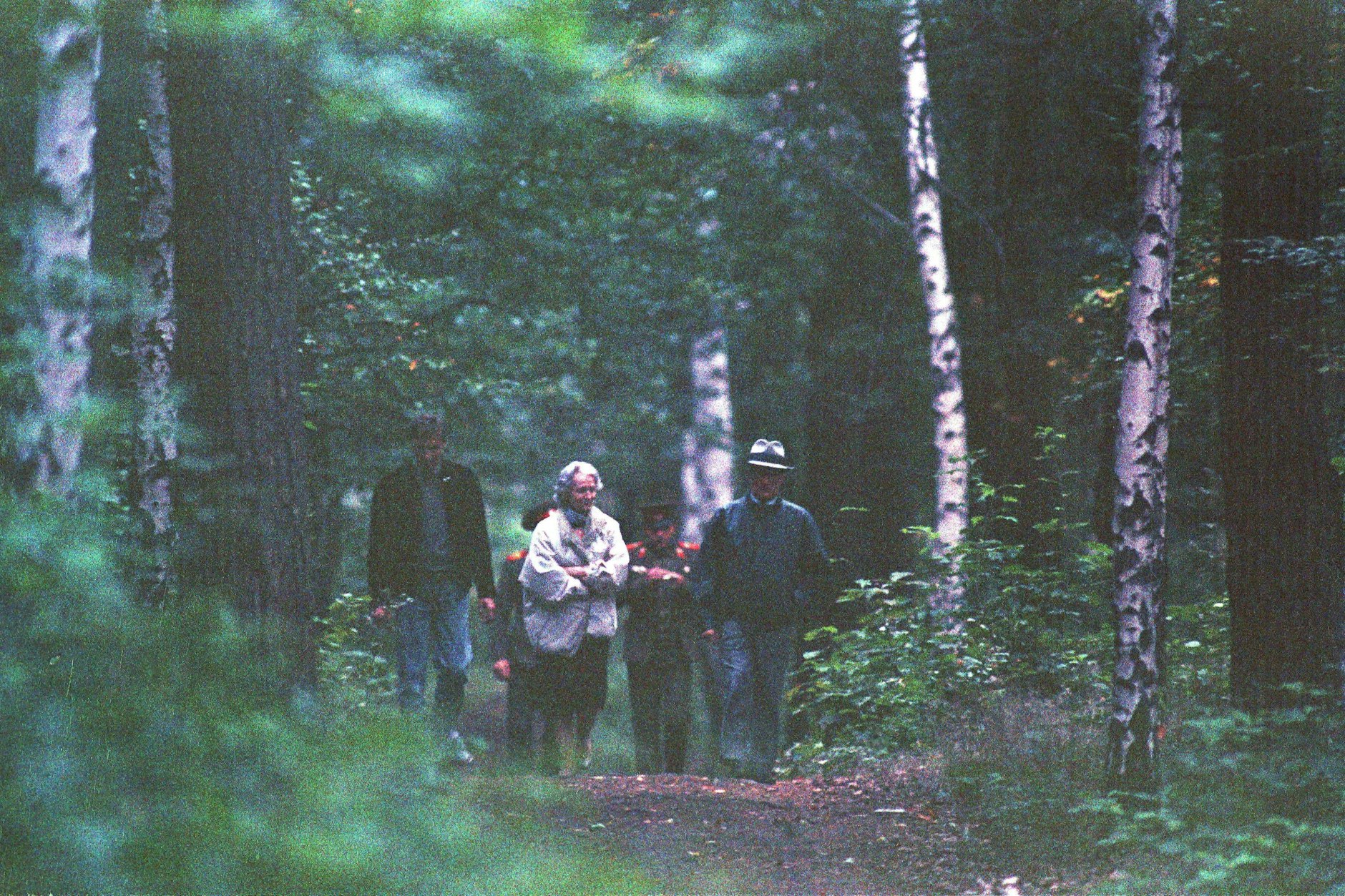 Erich Honecker und seine Margot gingen immer spazieren, als das Paar in Beelitz lebte. Ein russischer Offizier war zum Schutz immer dabei.