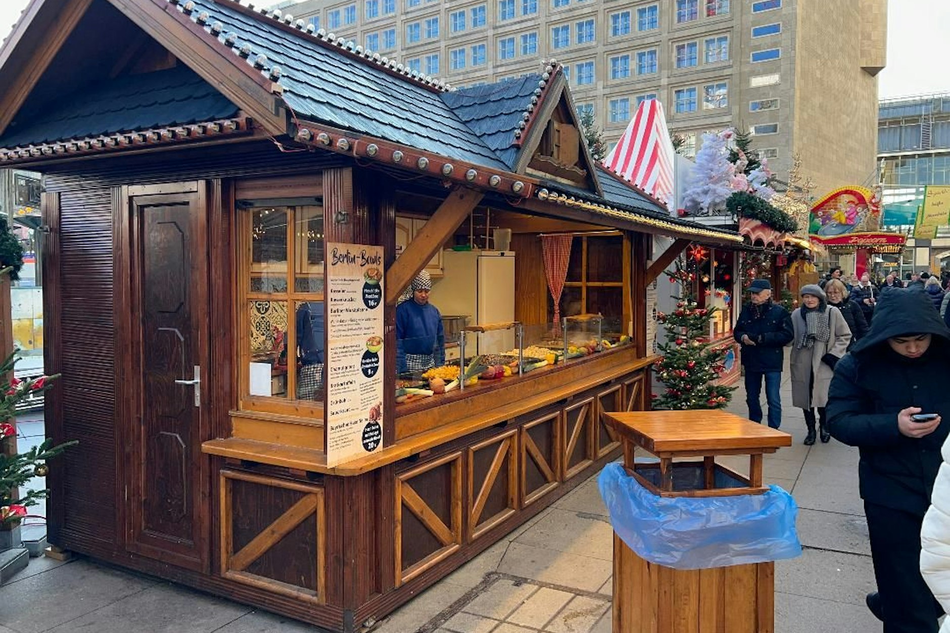 Gibt es hier am Alexanderplatz den wohl teuersten Grünkohl Berlins?