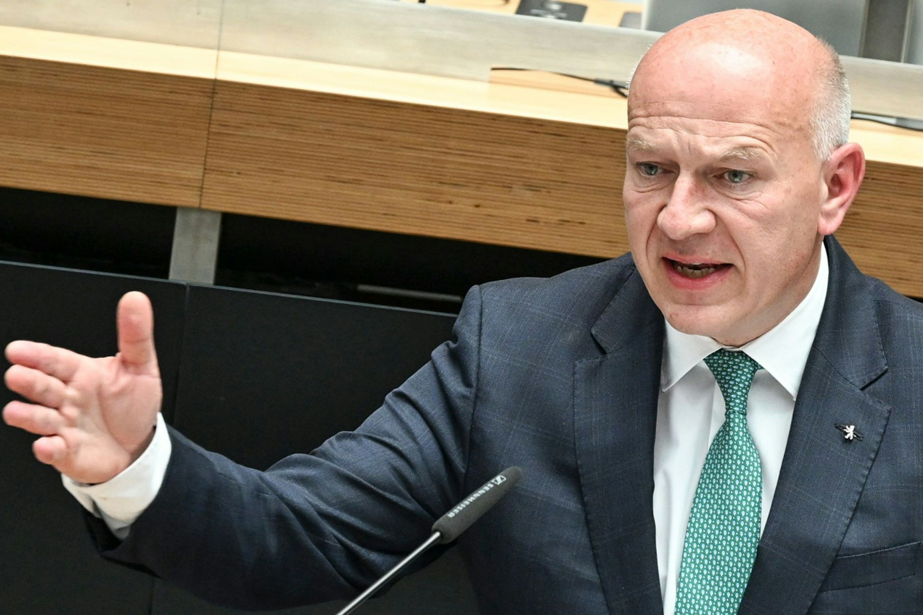 Kai Wegner (CDU), Regierender Bürgermeister von Berlin, will, dass die Gebühren fürs Anwohnerparken möglichst schnell steigen.