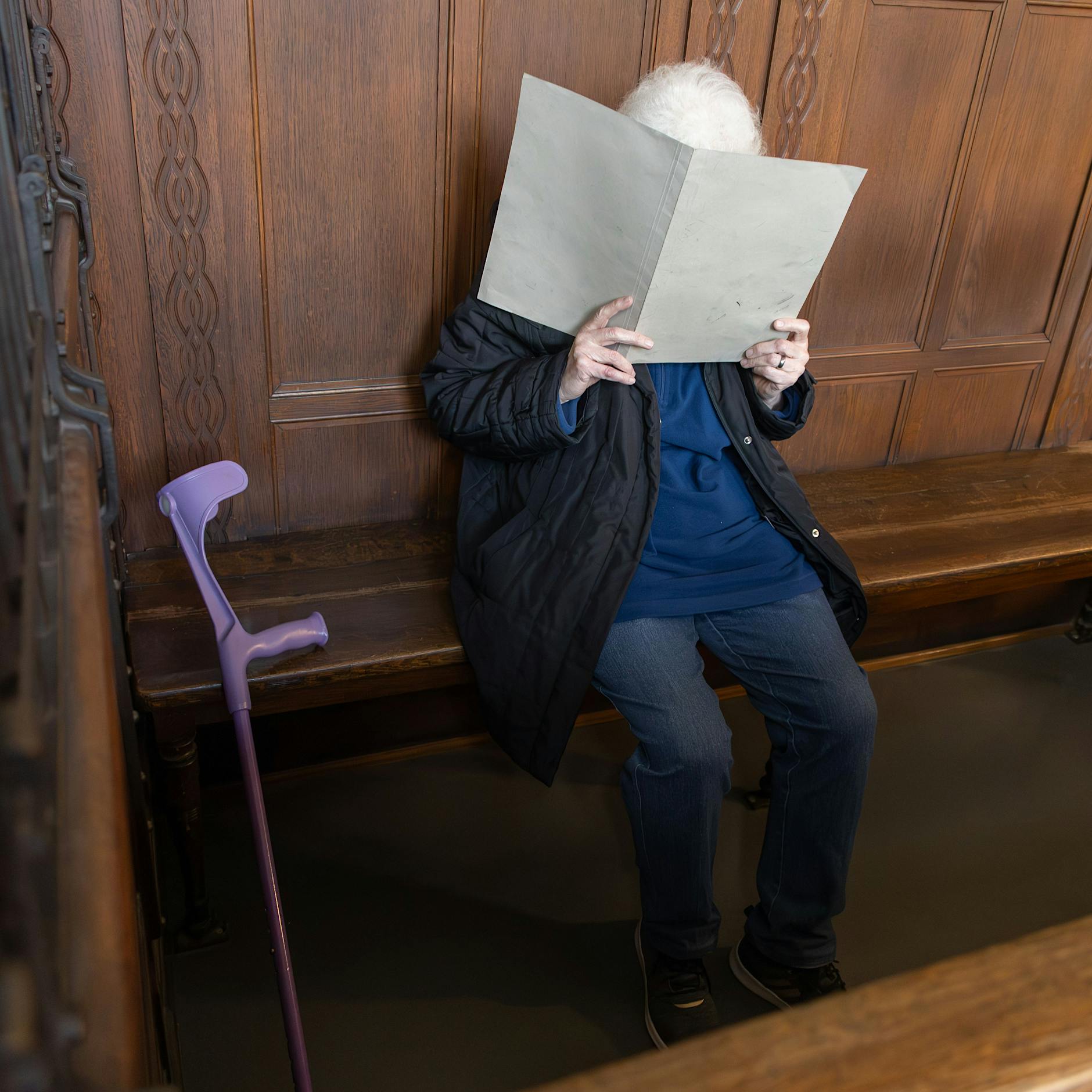 Vor dem Richter, weil sie ihren schlafenden Ehemann mit einem Beil schlug