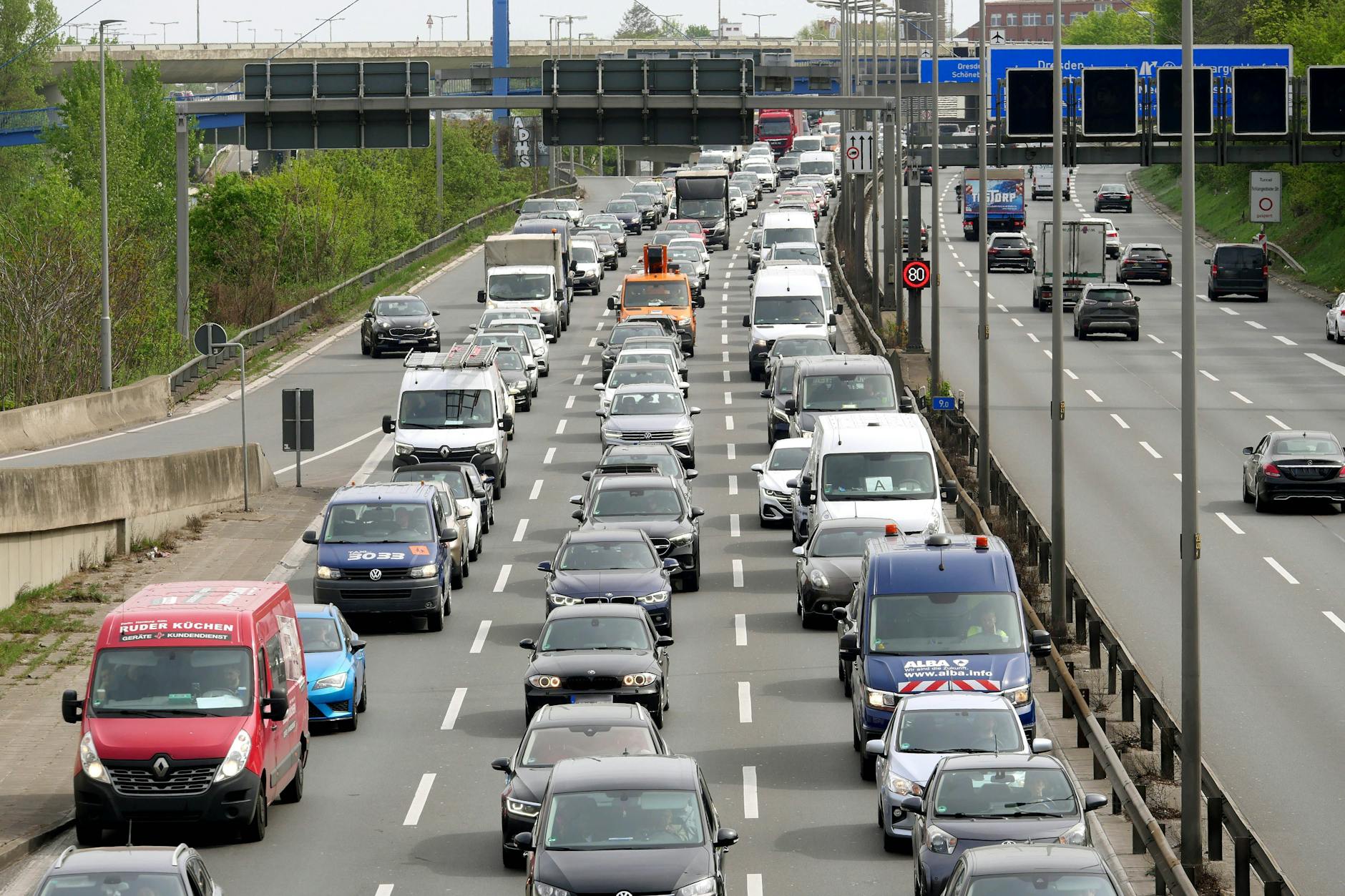 Die A100 wird über Nacht teilweise gesperrt.