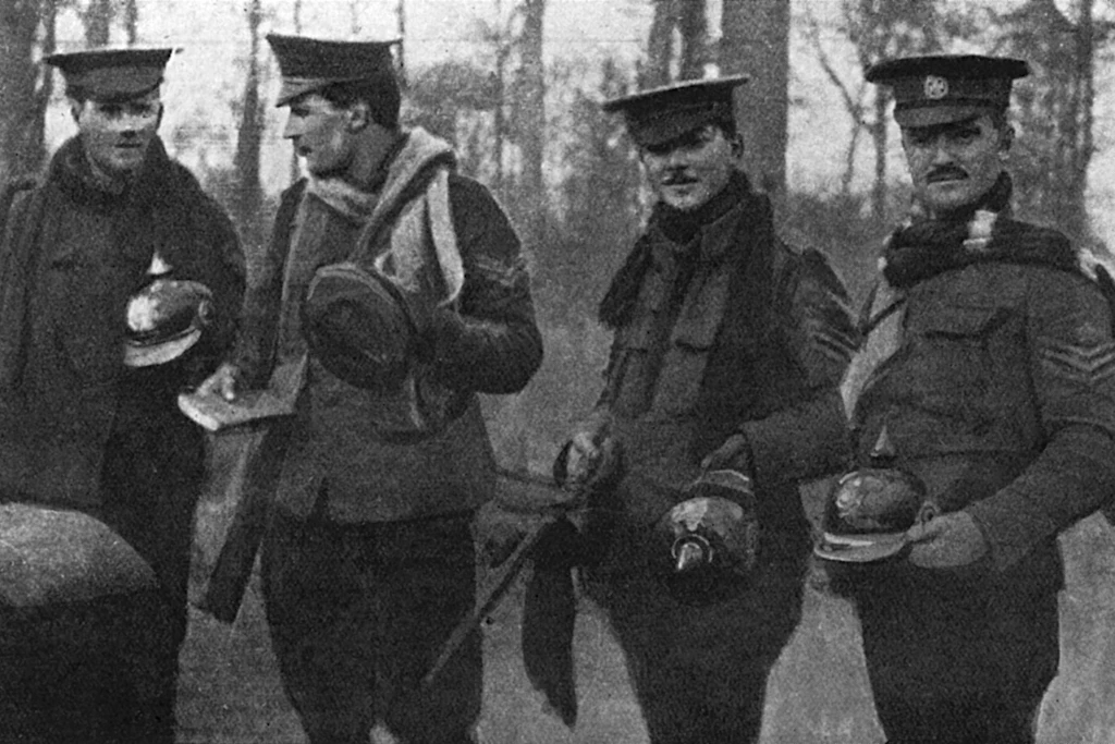 Britische Offiziere mit Geschenken, die sie von deutschen Soldaten während des Weihnachtsfriedens erhielten.