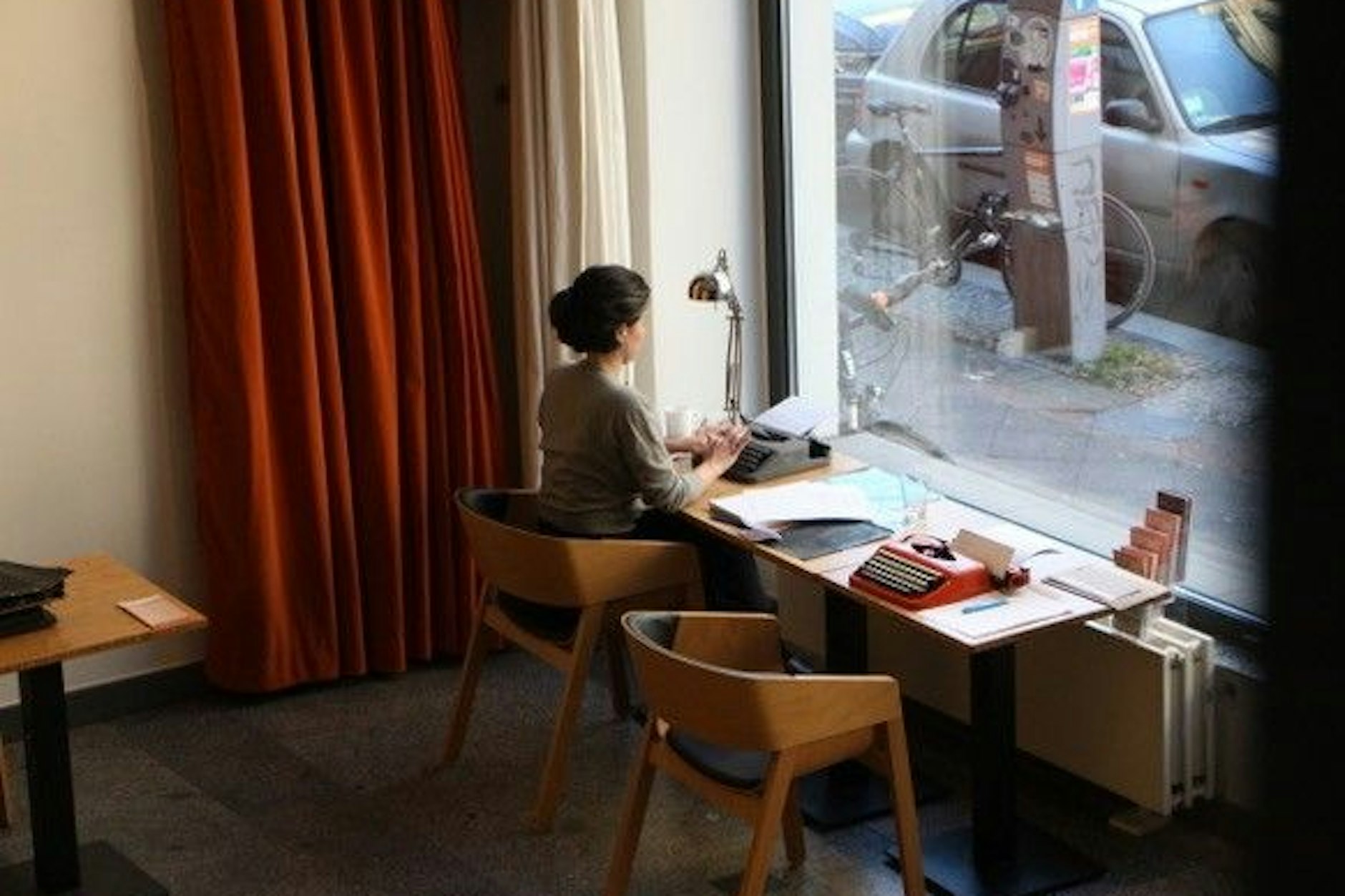 Vorweihnachtlichter Arbeitsplatz für ein Mitglied des Kollektivs „Literatur für das, was passiert“