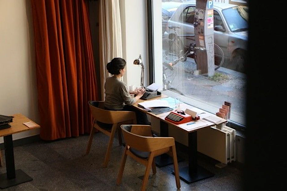 Vorweihnachtlichter Arbeitsplatz für ein Mitglied des Kollektivs „Literatur für das, was passiert“