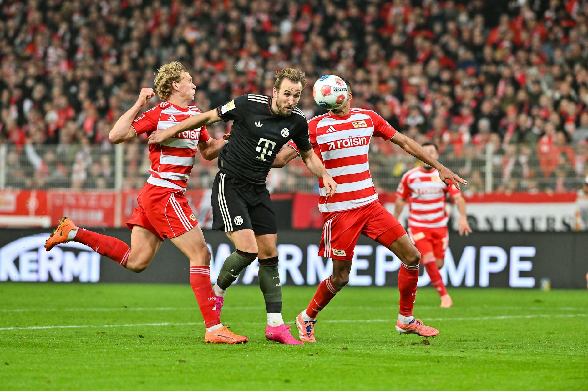 Bundesliga-Duell im November: Leopold Querfeld (l.) und Danilho Doekhi (r.) nehmen Bayerns Harry Kane in die Zange. 