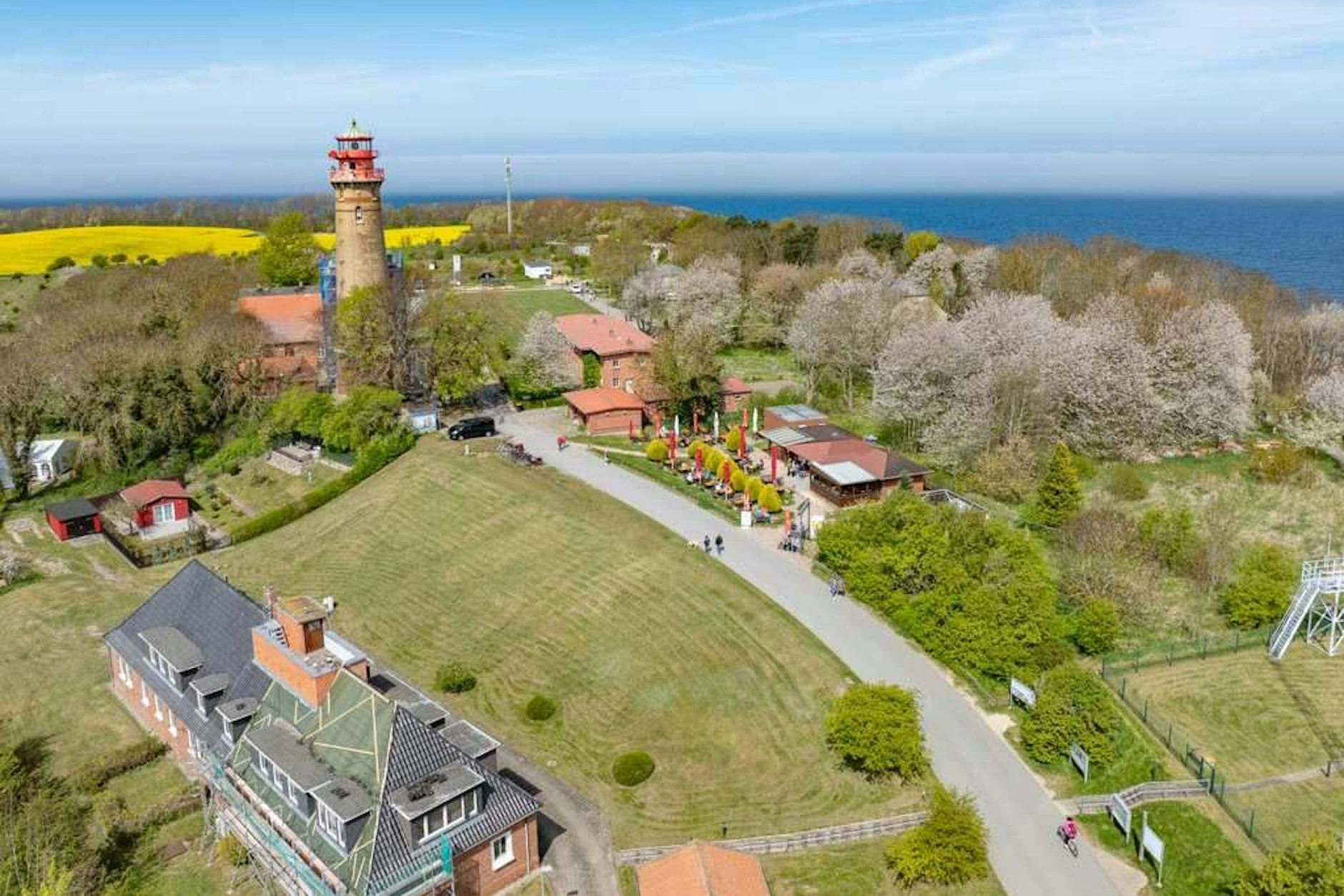 Die Wetterstation am Kap Arkona auf der Insel Rügen befindet sich direkt in der Nähe zweier Leuchttürme. Das Grundstück soll für ein Mindestgebot für 178.000 Euro versteigert werden.