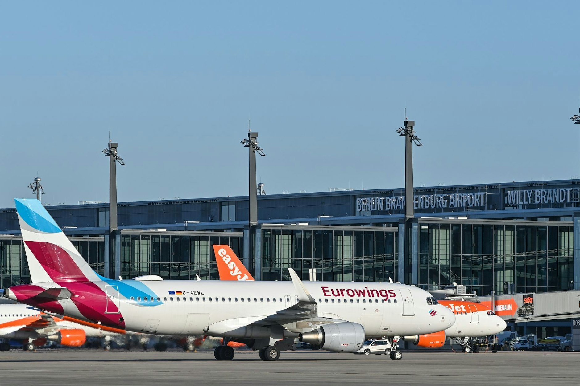 Ein Passagierflugzeug der Fluggesellschaft Eurowings steht am BER.